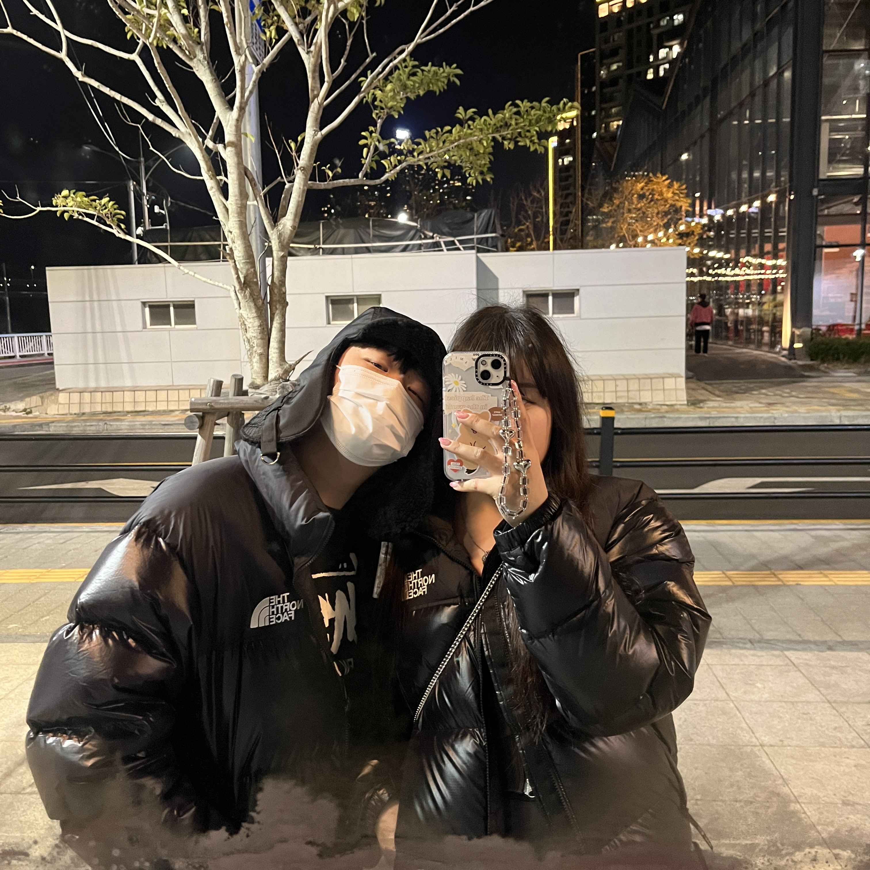 The North Face 1996 Eco Nuptse Jacket Real Black, Stussy World Tour LS T-Shirt Black 착용 스타일