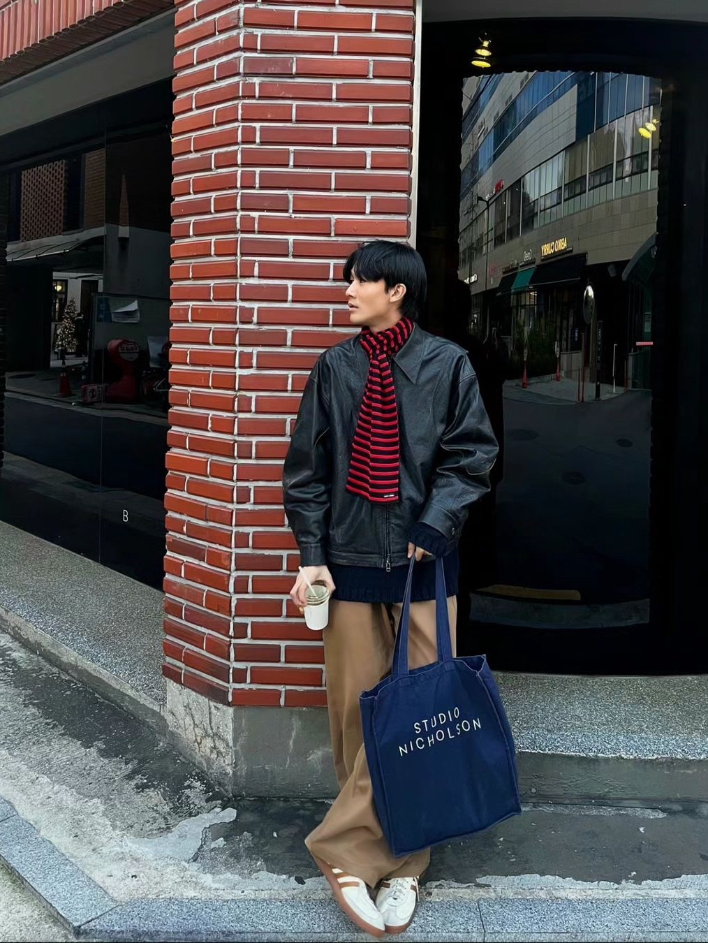Waviness Oblique Curved Chino Pants Sand Camel, Saint James Grde Scarf R Marine Rouille 착용 스타일