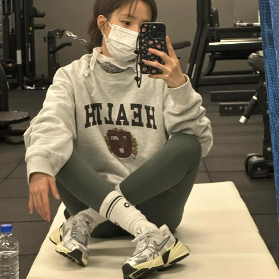 Nike V2K Run Summit White Metallic Silver 착용 스타일 - 2