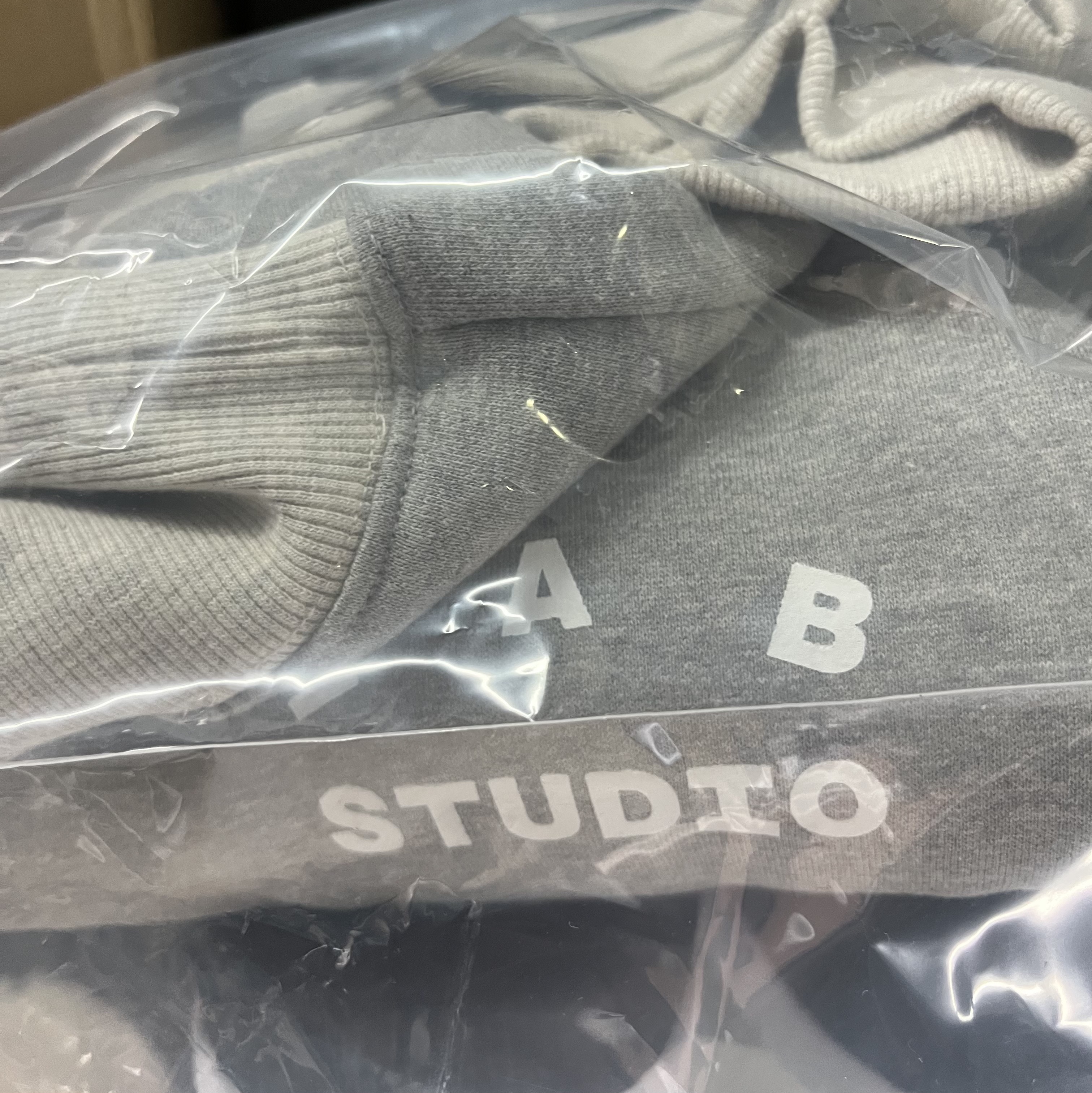 IAB Studio Hoodie Dual Gray 착용 스타일