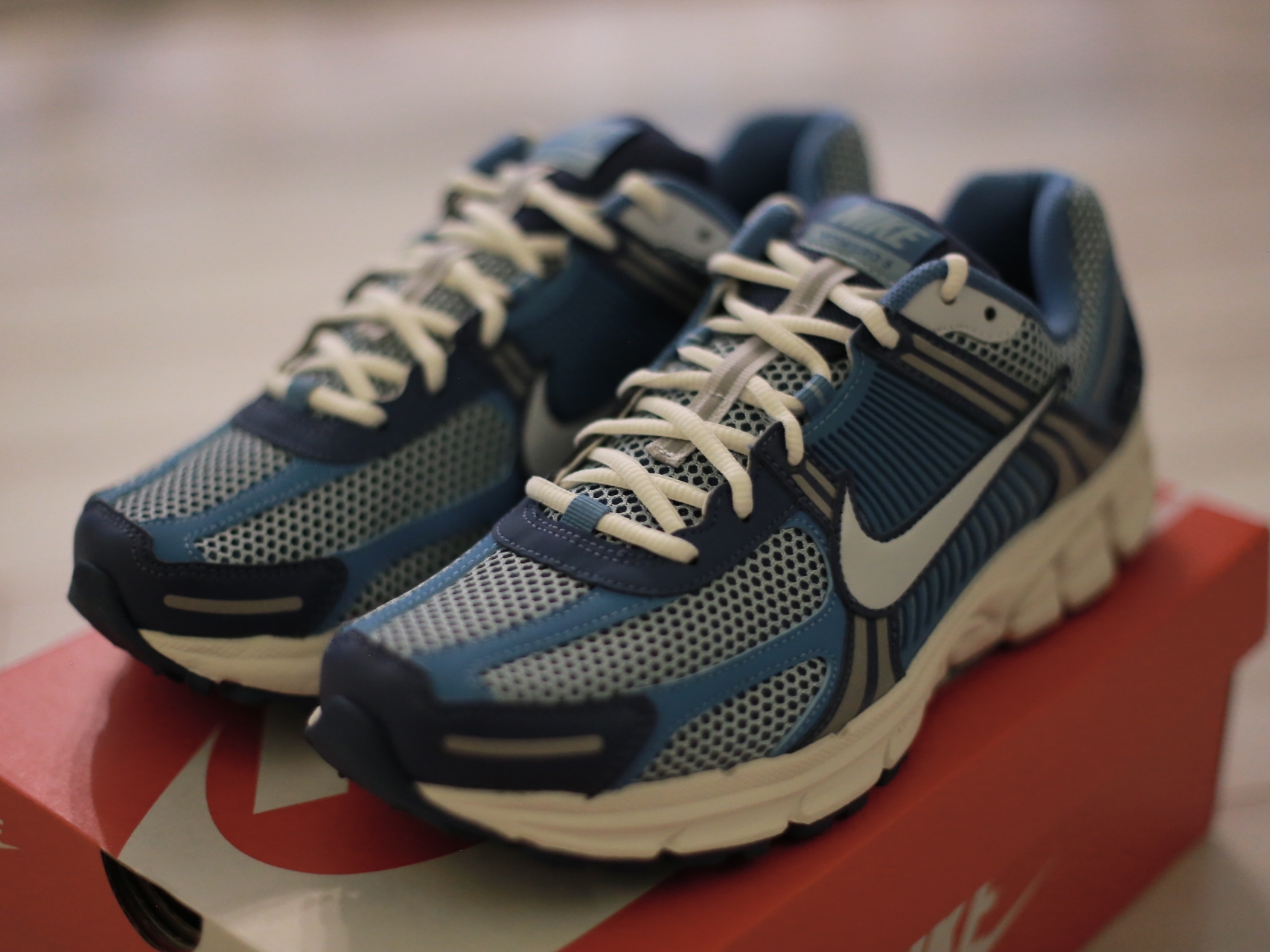 Nike Zoom Vomero 5 Mystic Navy and Worn Blue 착용 스타일 - 2