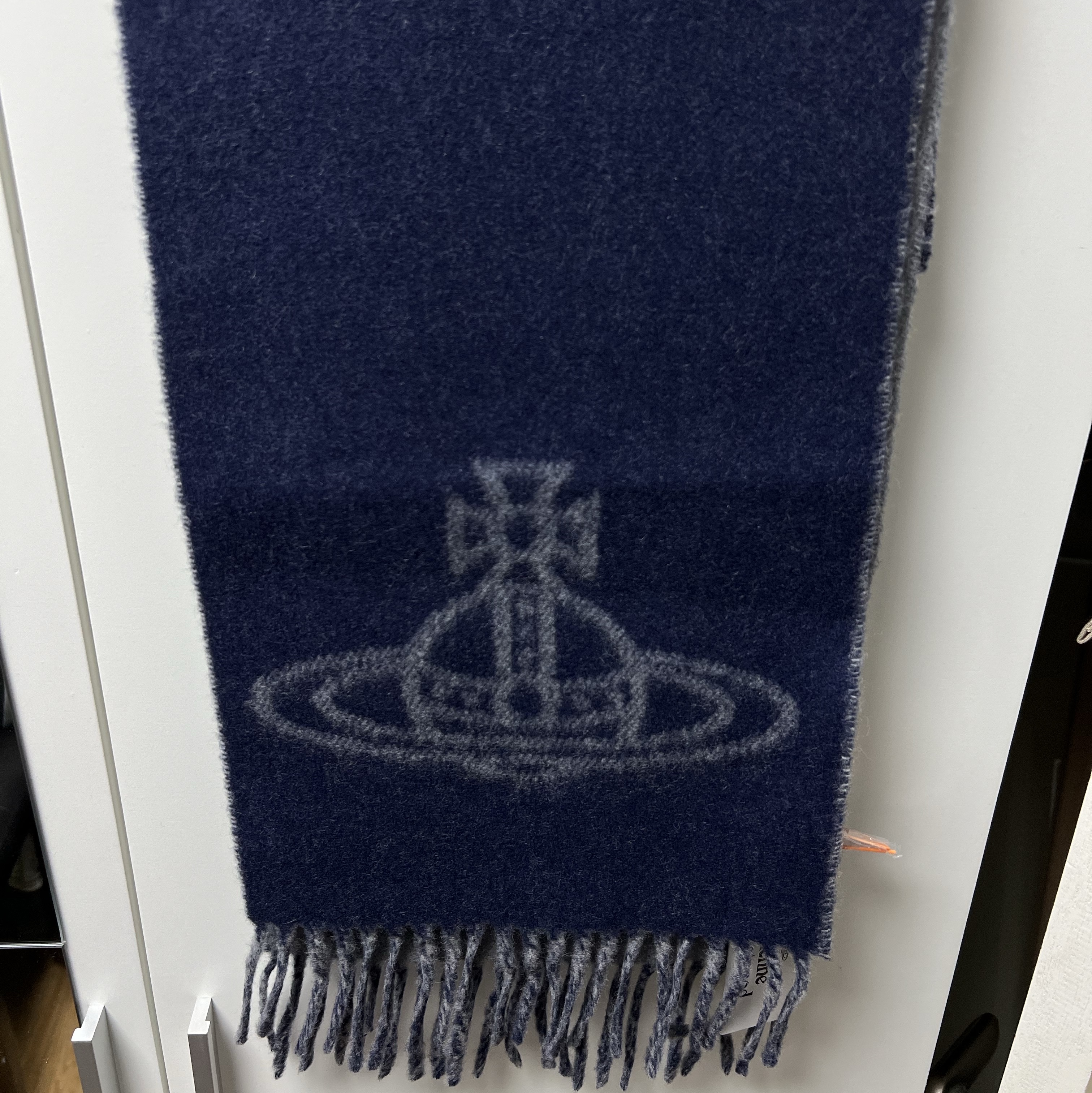 Vivienne Westwood Double Face Single Orb Muffler Navy Blue 착용 스타일