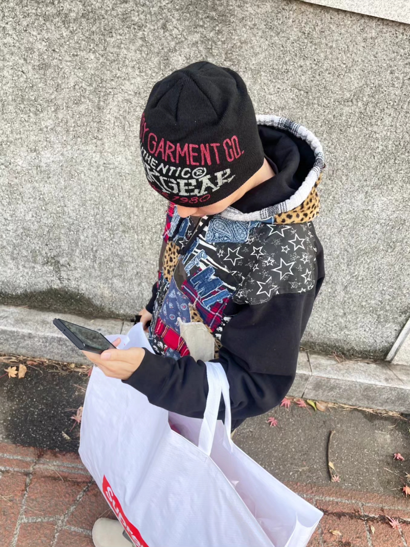 Supreme Patchwork Zip Up Hooded Sweatshirt Black - 22FW, Stussy Workgear Print Skullcap Beanie Black 착용 스타일 - 3