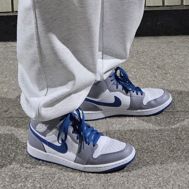 Jordan 1 Mid Cement Grey True Blue 착용 스타일 - 2