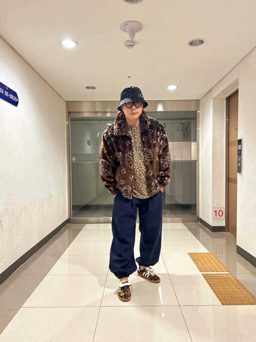 Supreme Bandana Faux Fur Bomber Jacket Brown - 21SS, Supreme Small Box L/S T-Shirt Leopard - 23FW 착용 스타일 - 2