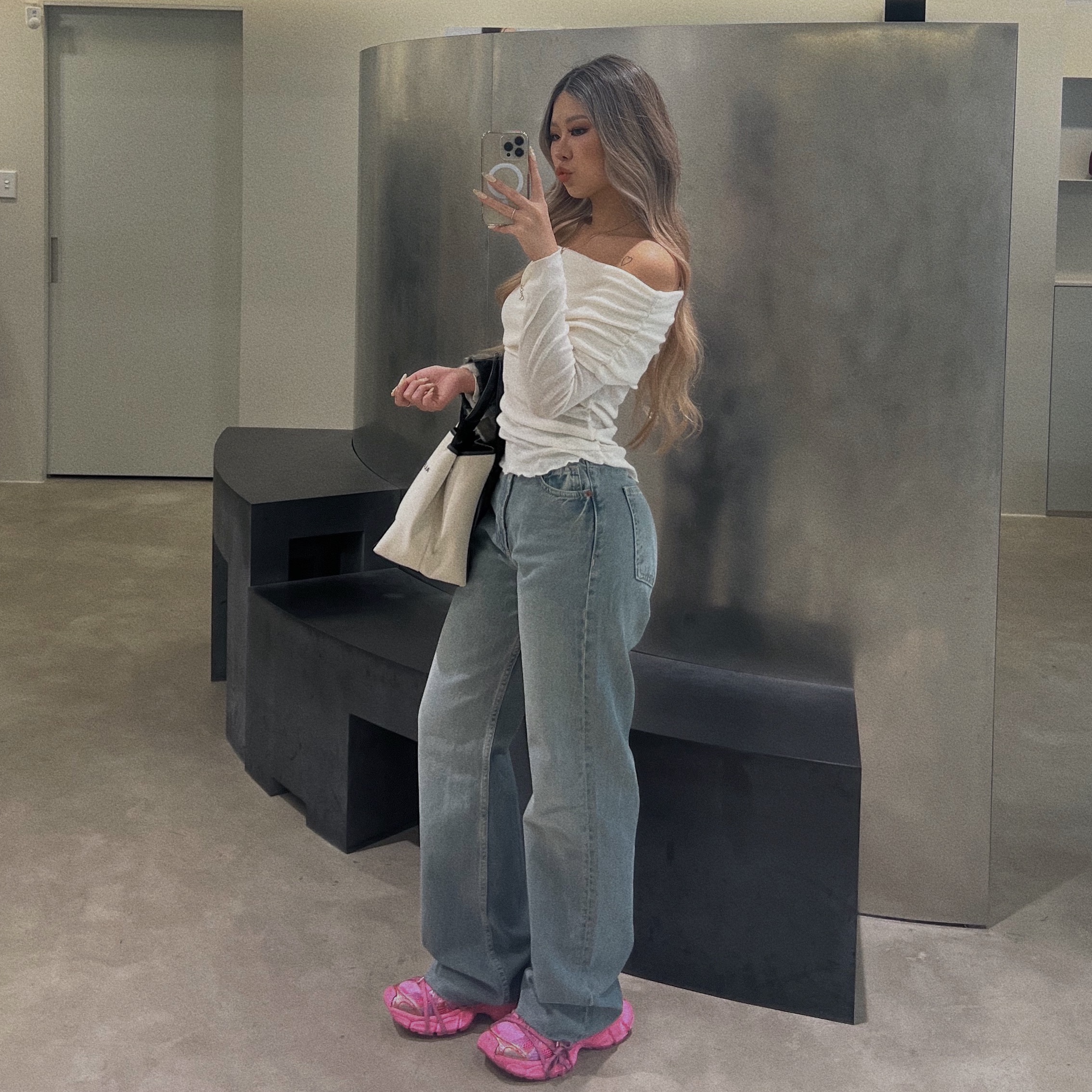 (W) Balenciaga 3XL Sneakers Pink, Balenciaga Navy Medium Cabas Beige 착용 스타일