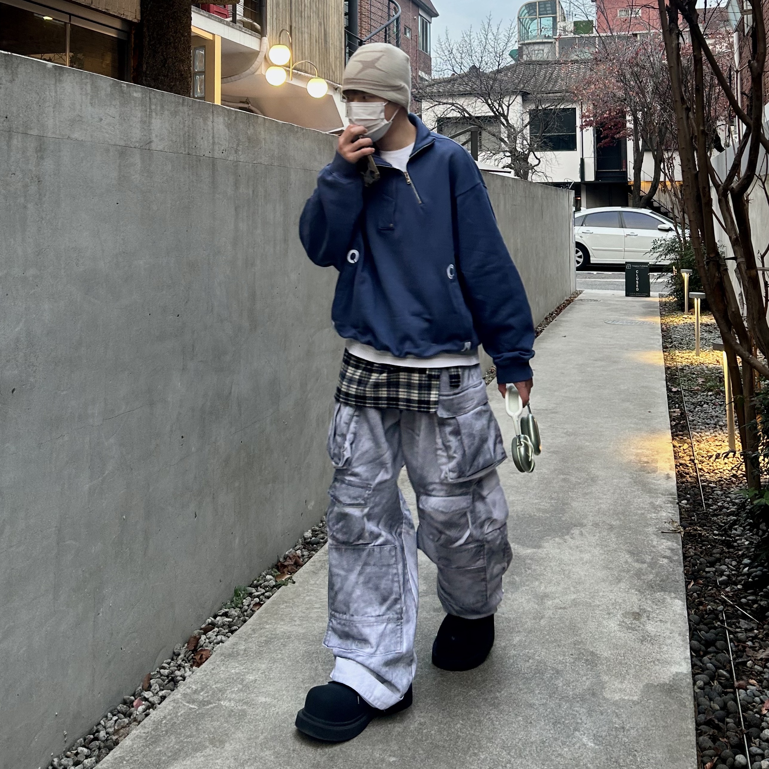 Balenciaga Steroid Derby Black, Apple AirPods Max Lightning Silver (Korean Ver.) 착용 스타일 - 1