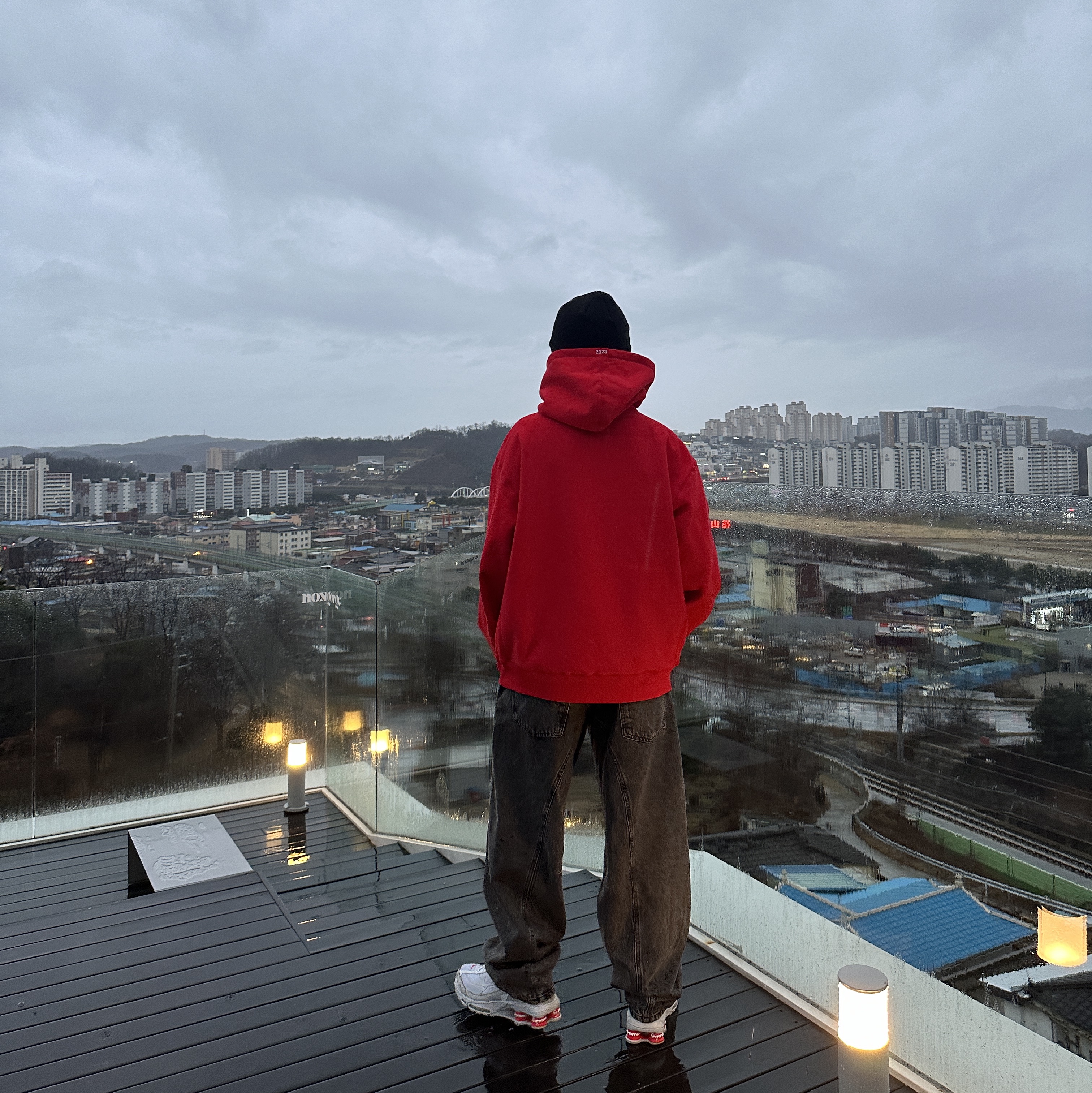 Supreme Box Logo Hooded Sweatshirt Red - 23FW, Supreme New Era S Logo Beanie Black - 23FW 착용 스타일 - 2