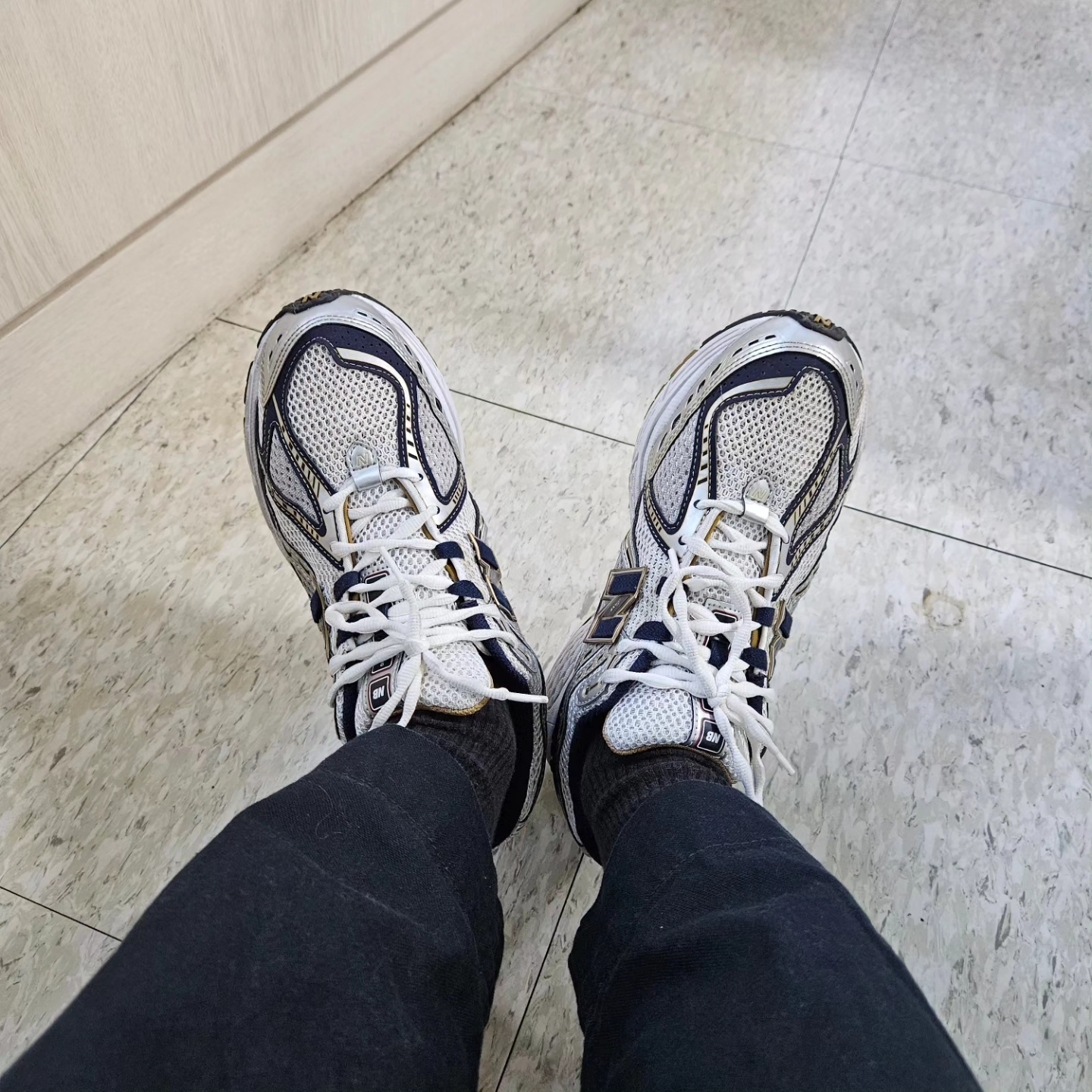 New Balance 1906R White Navy Gold 착용 스타일 - 6
