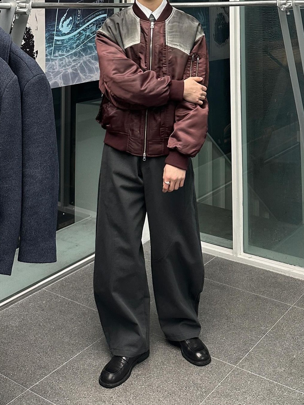 Waviness Oblique Curved Chino Pants Graphite 착용 스타일