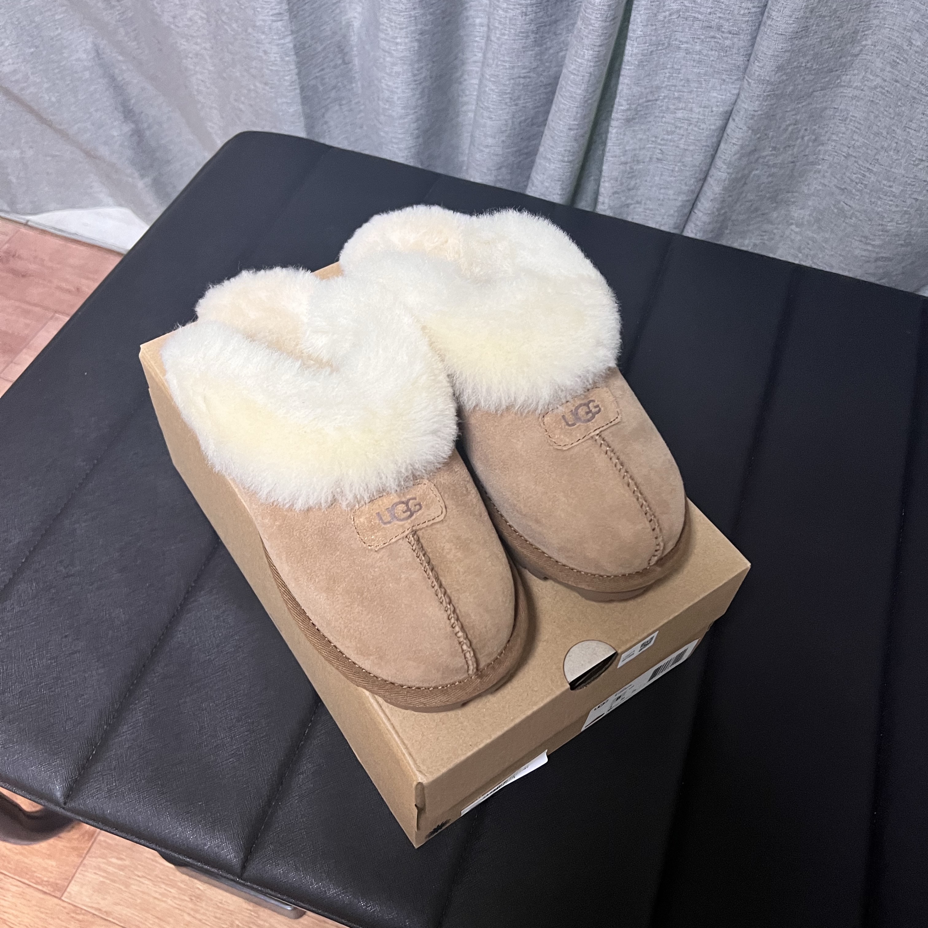 (W) UGG Coquette Slipper Chestnut 착용 스타일 - 2