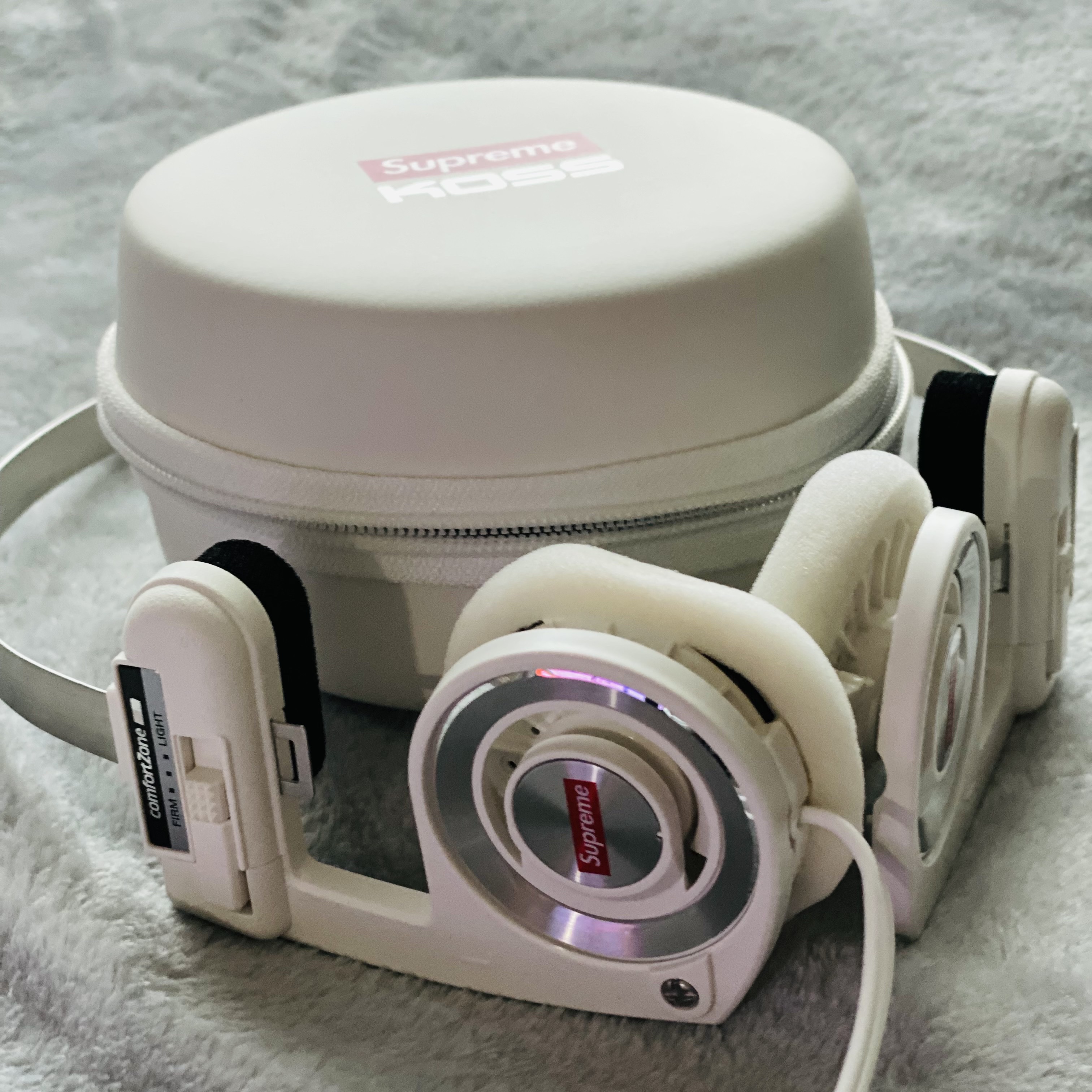 Supreme x Koss Portapro Headphones White - 23FW 착용 스타일 - 2