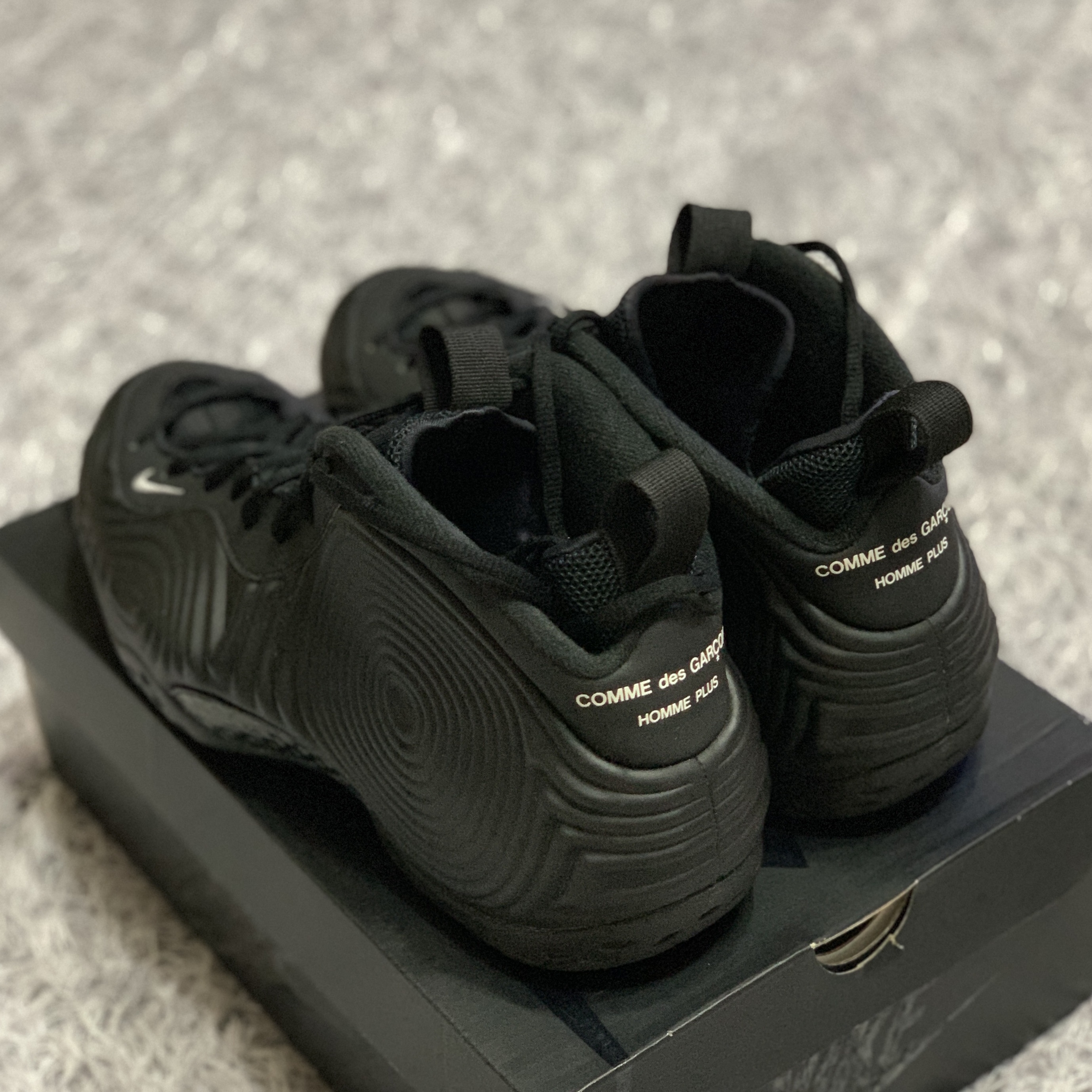 Nike x Comme des Garcons Homme Plus Air Foamposite One Black 착용 스타일 - 2