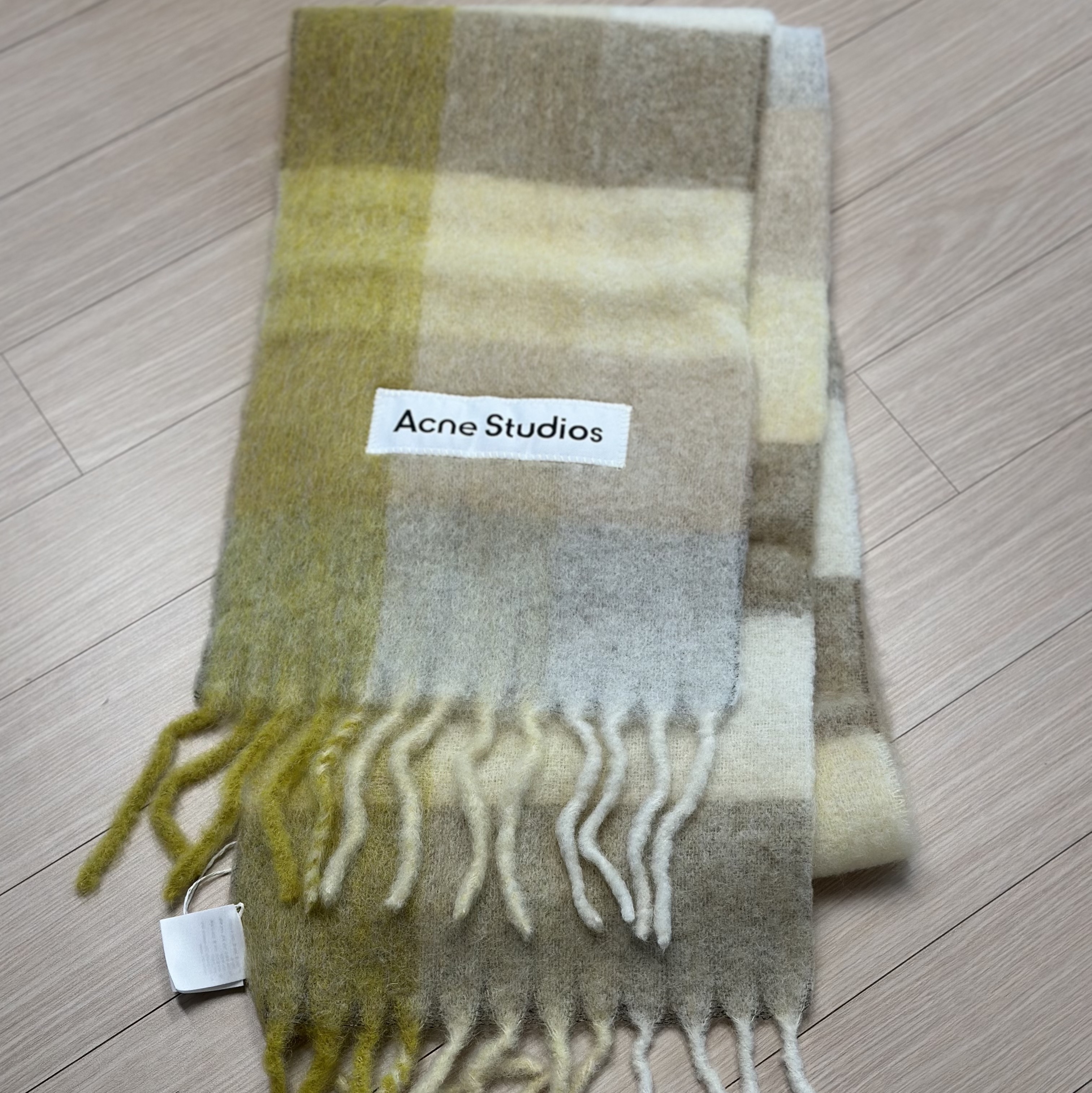 Acne Studios Mohair Check Muffler Pastel Yellow Cream Beige 착용 스타일 - 1