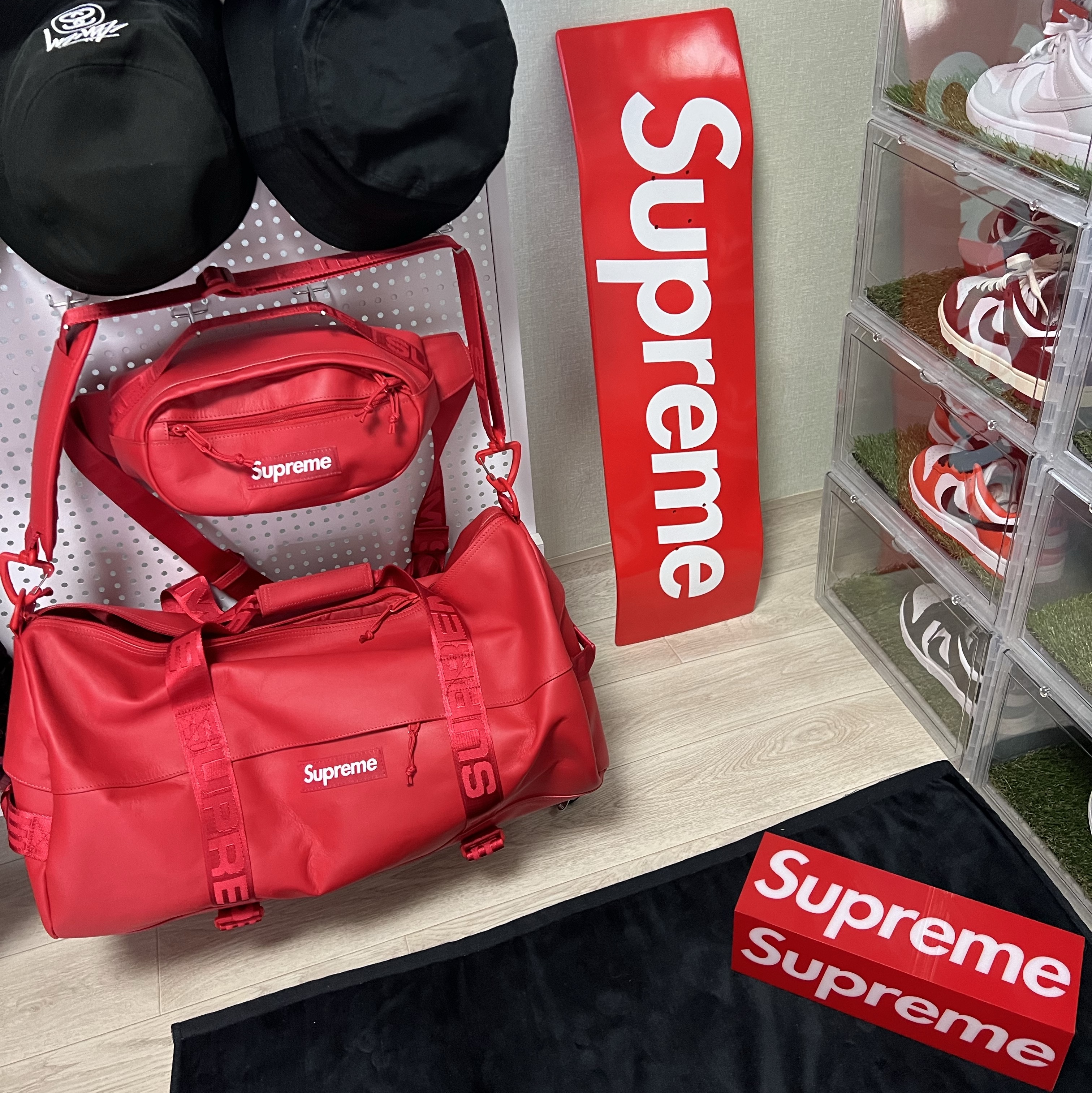 Supreme Uncut Box Logo Skateboard Deck Red - 22SS, Supreme Ventile Camp Cap White - 23SS 착용 스타일 - 2