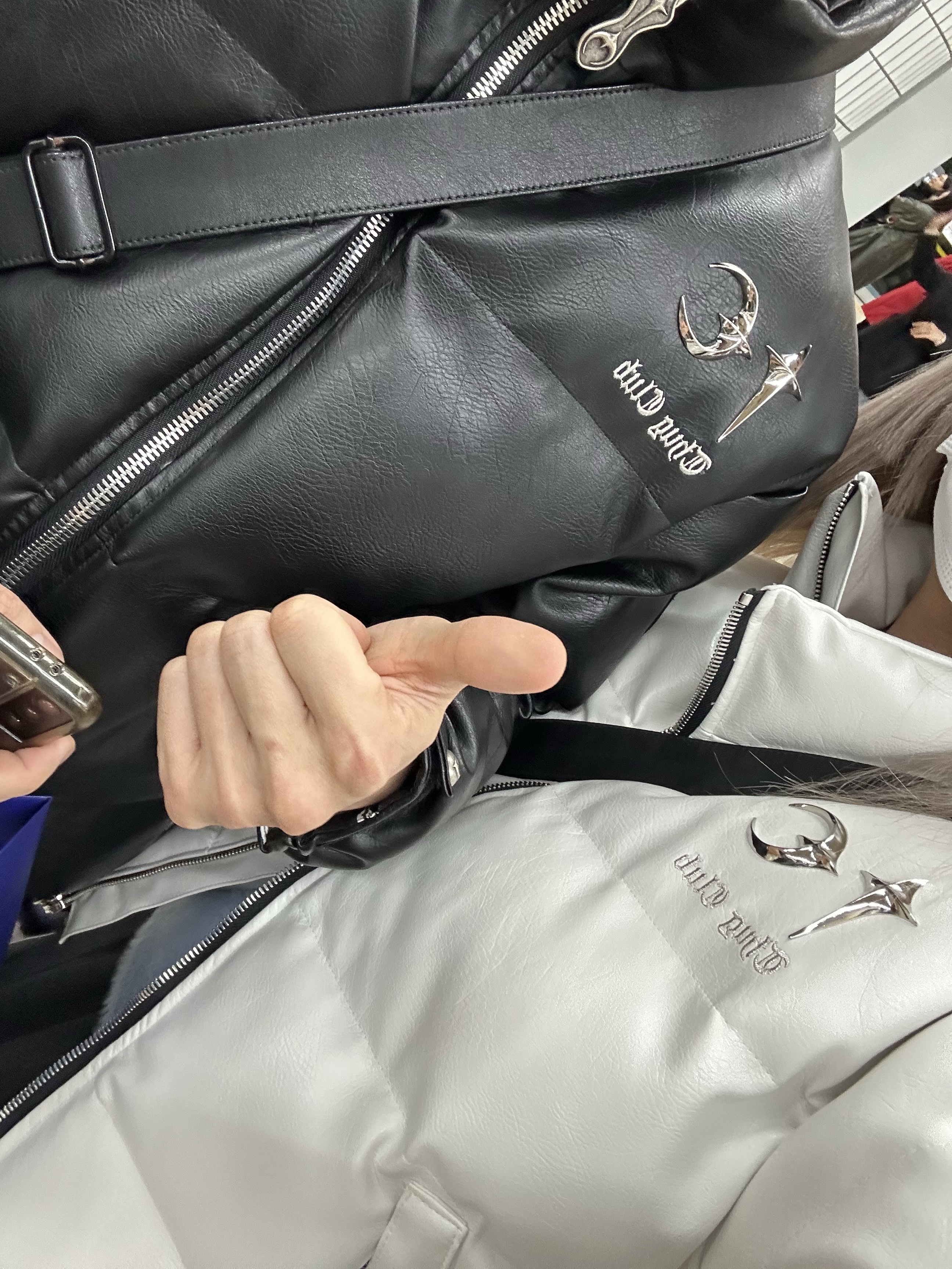 Thug Club Leather Puffer Jacket White (Polyester), Nike ACG Moc PRM Black Leather 착용 스타일 - 3