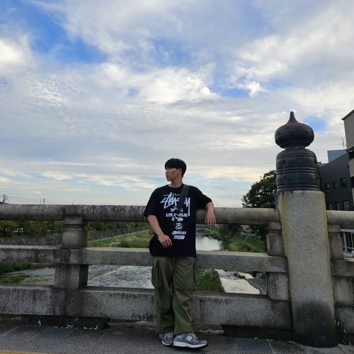 New Balance 2002R Premium Vintage Grey, Stussy Tour T-Shirt Black 착용 스타일