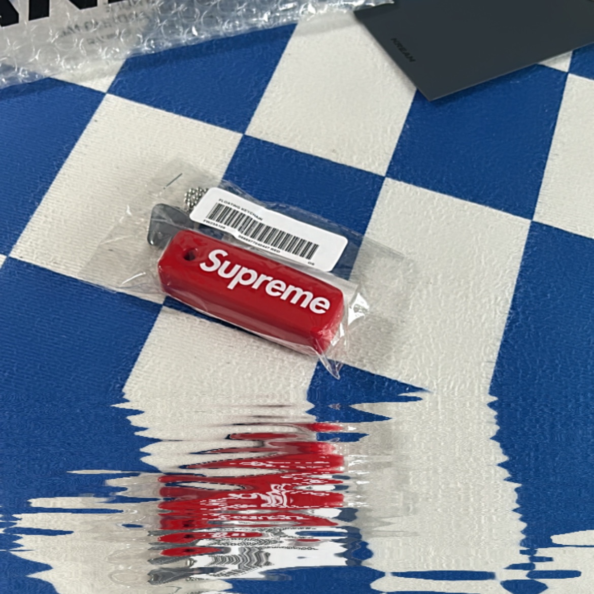 Supreme Floating Keychain Red - 23FW 착용 스타일 - 2