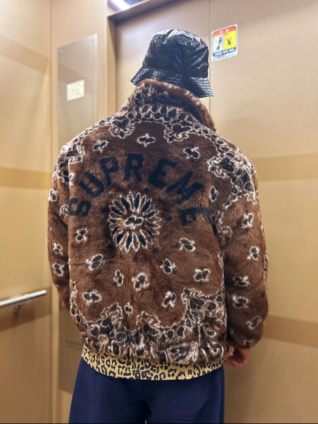 Supreme Bandana Faux Fur Bomber Jacket Brown - 21SS, Supreme Small Box L/S T-Shirt Leopard - 23FW 착용 스타일 - 1