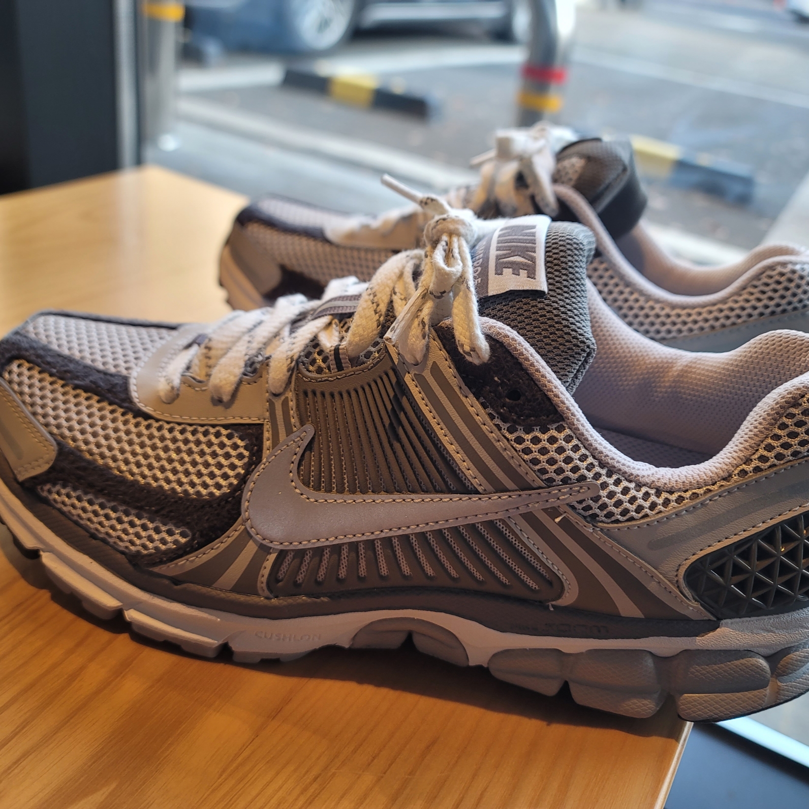 Nike Zoom Vomero 5 PRM Light Iron Ore and Flat Fewter 착용 스타일