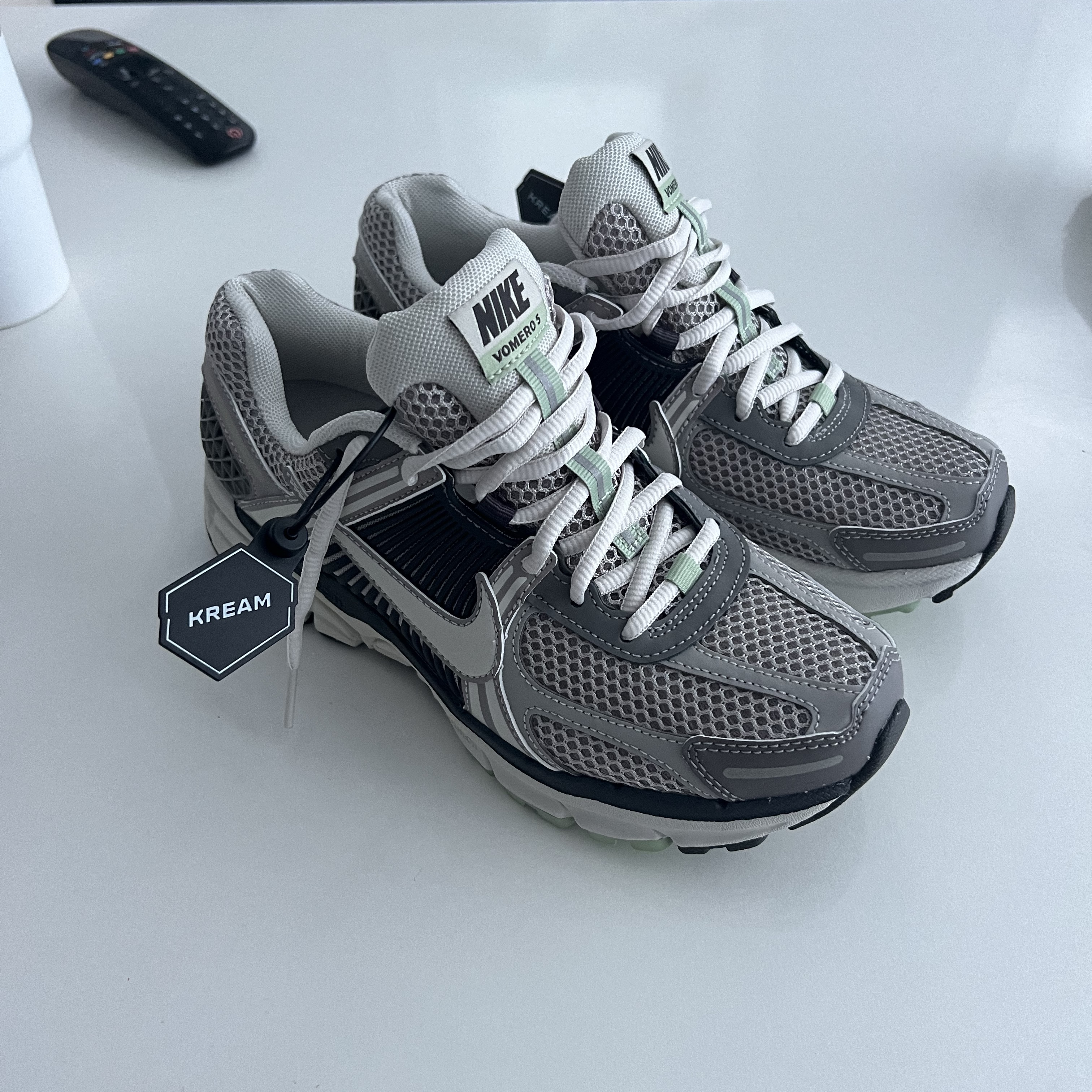 (W) Nike Zoom Vomero 5 Cobblestone and Flat Pewter 착용 스타일