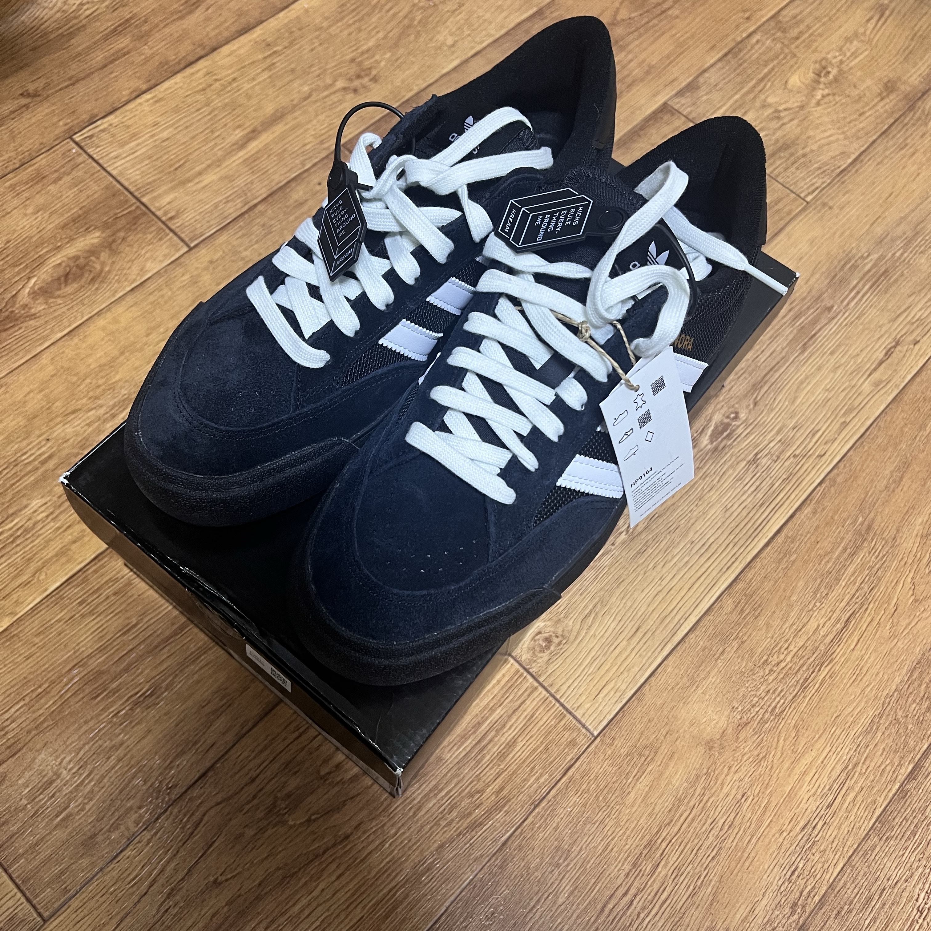 Adidas Nora Core Black Gold Metallic 착용 스타일 - 2