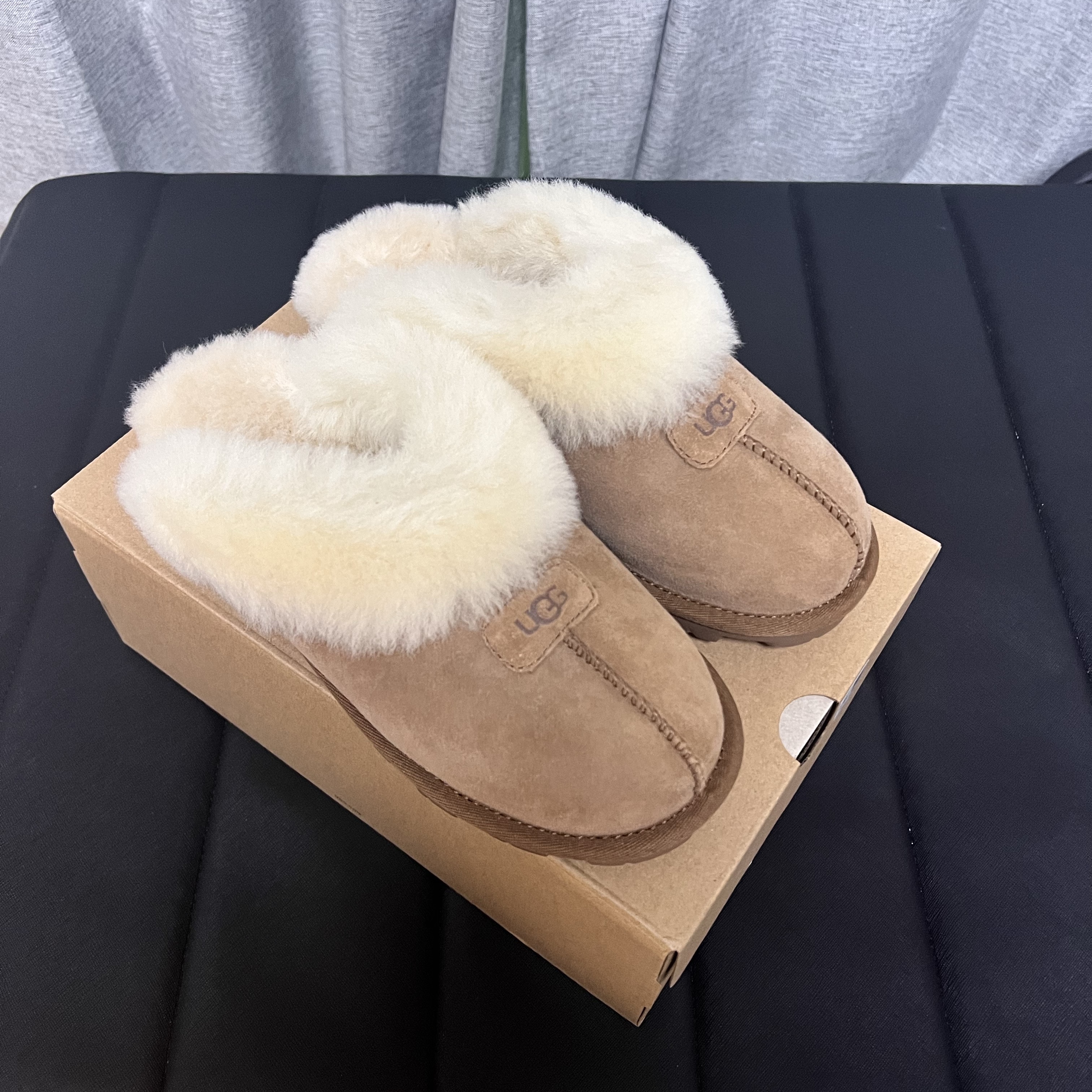 (W) UGG Coquette Slipper Chestnut 착용 스타일 - 1
