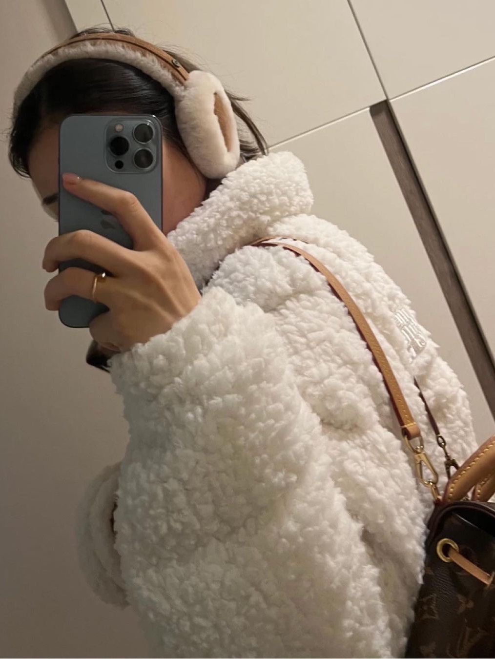 (W) UGG Embroidered Logo Earmuff Chestnut 착용 스타일 - 4