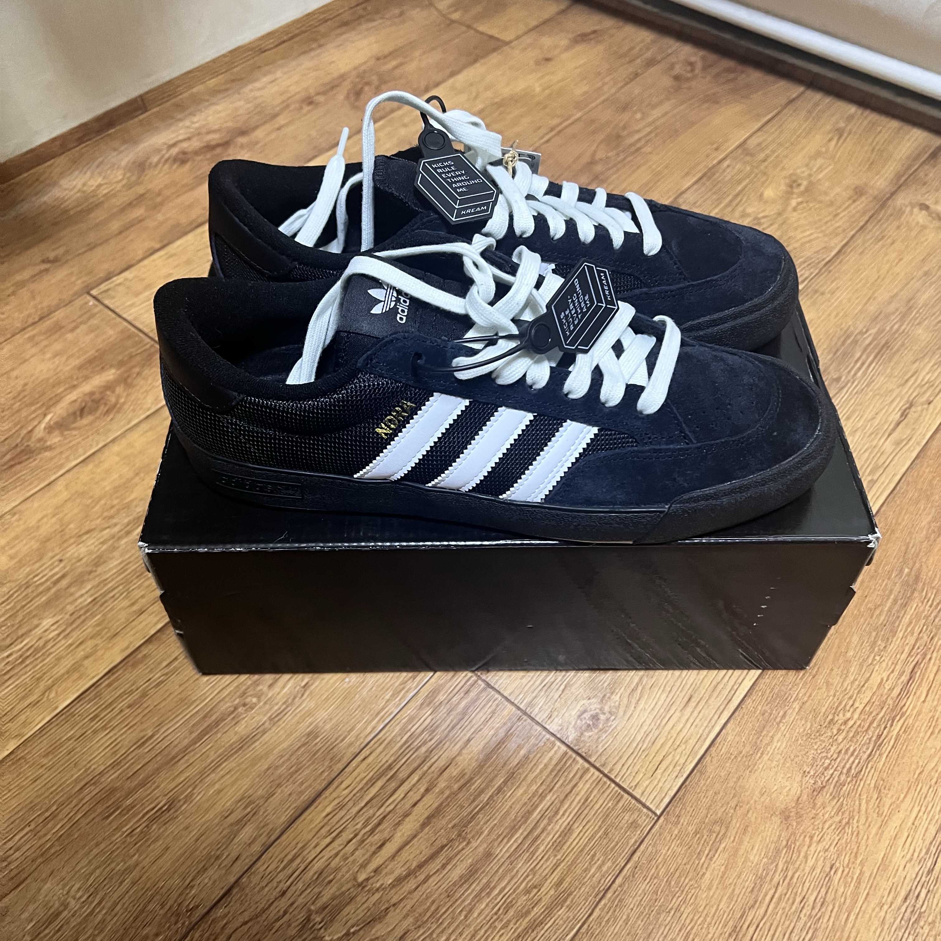 Adidas Nora Core Black Gold Metallic 착용 스타일 - 4