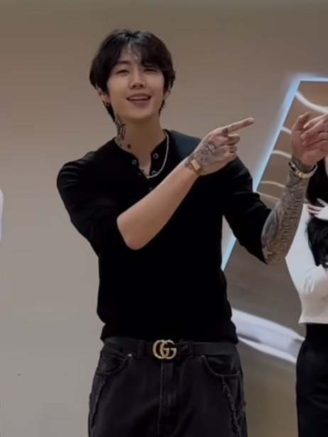 Gucci GG Marmont Leather Belt with Double G Buckle Black Brass 착용 스타일