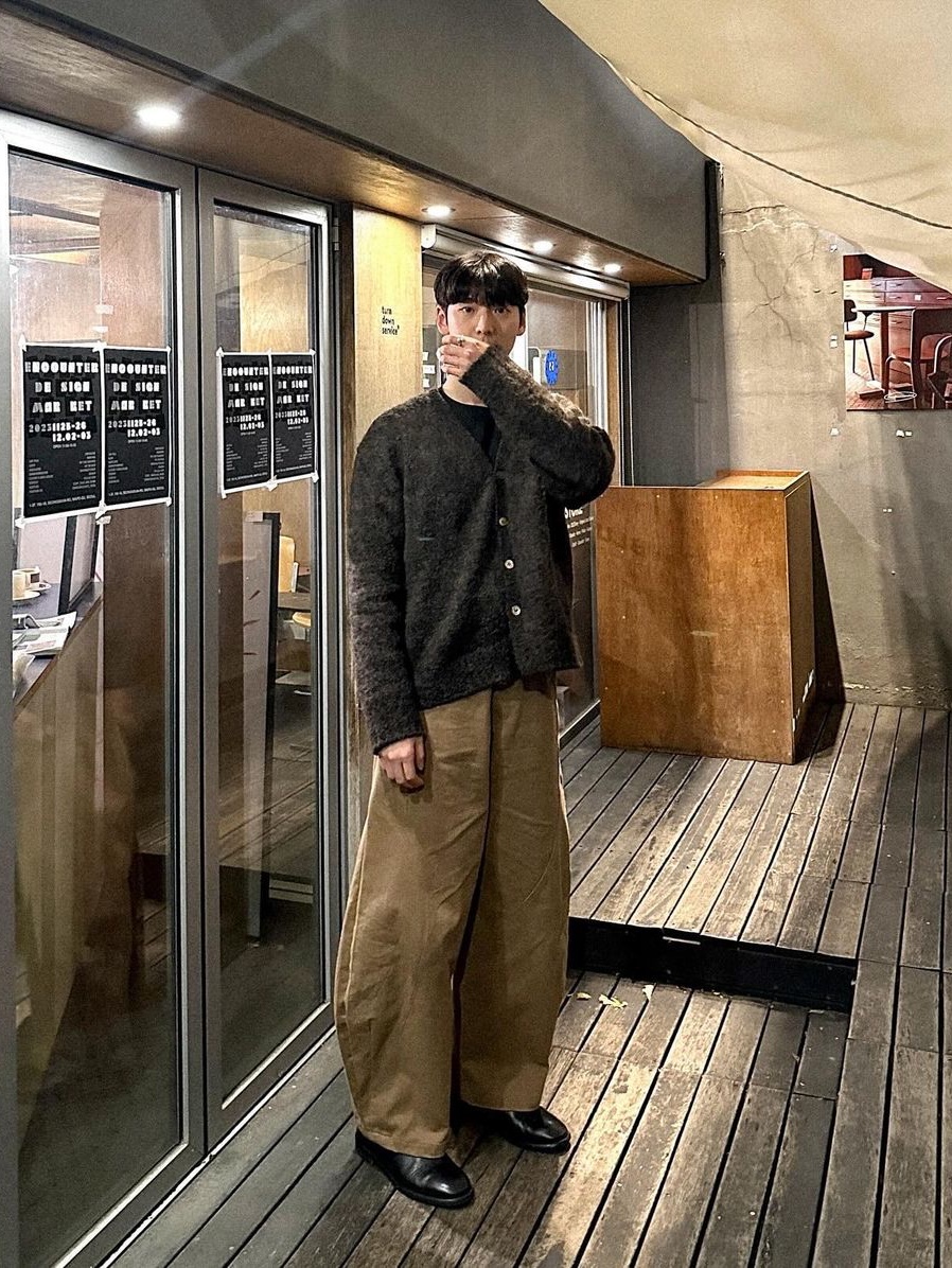 Waviness Oblique Curved Chino Pants Sand Camel 착용 스타일