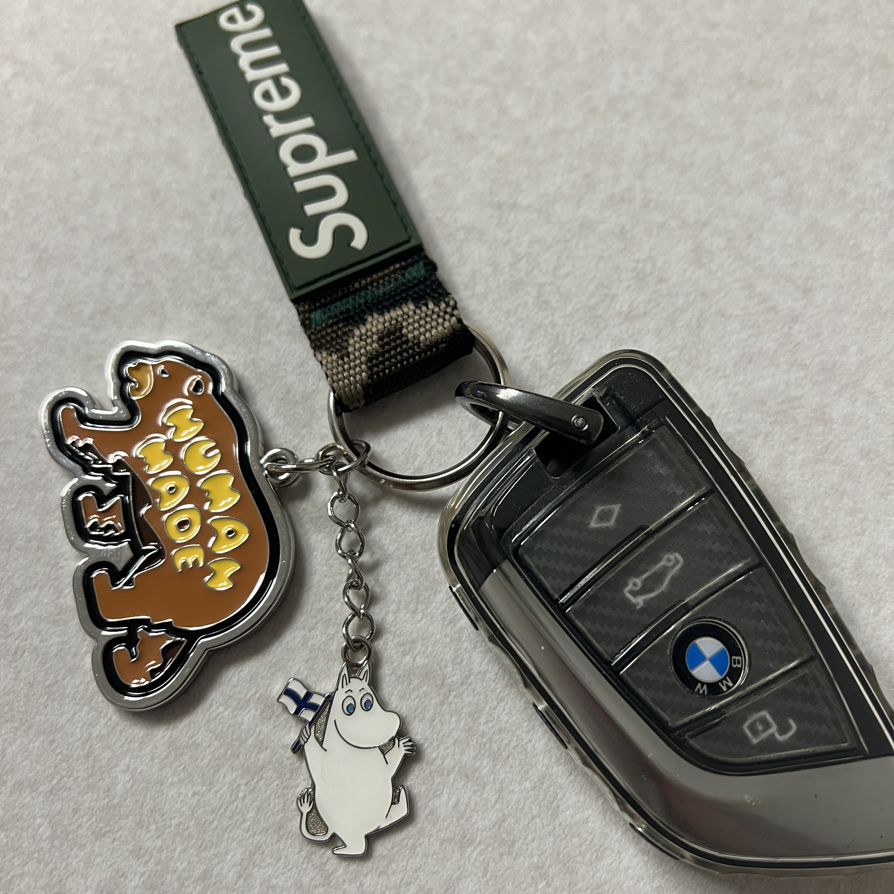 Human Made Keycharm Sapporo, Supreme Webbing Keychain Green Camo - 23SS 착용 스타일