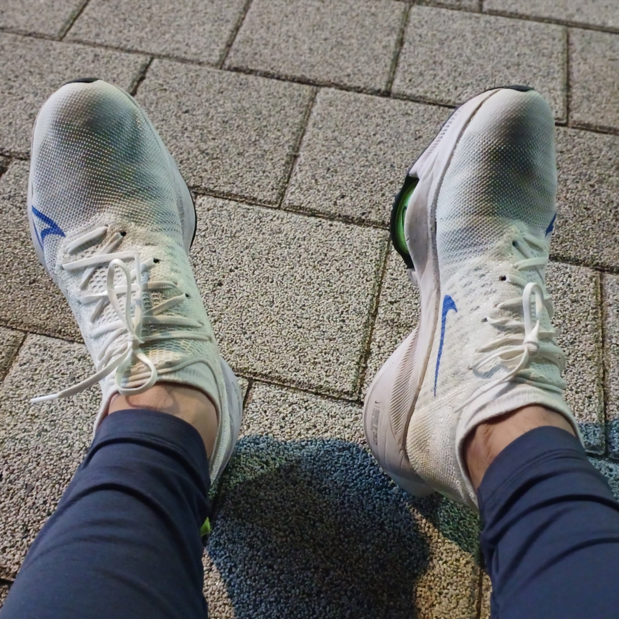 Nike Air Zoom Tempo Next% Flyknit White Racer Blue Volt 착용 스타일