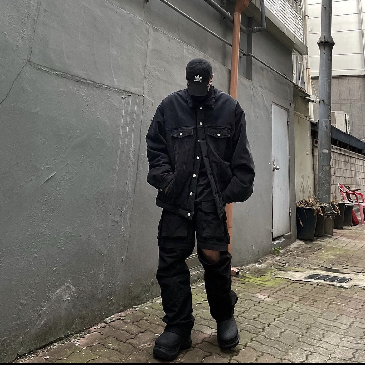 Balenciaga Padded Japanese Denim Jacket Black, Balenciaga x Crocs Rubber Boot Black 착용 스타일