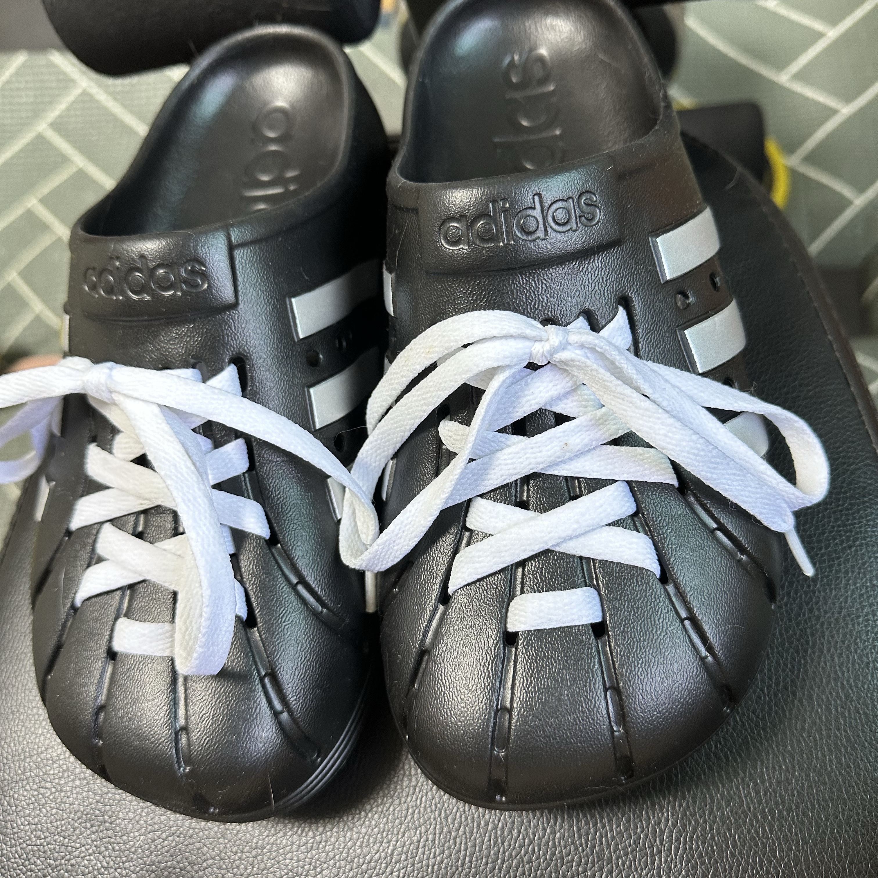 Adidas Adilette Clogs Core Black Silver Metallic 착용 스타일
