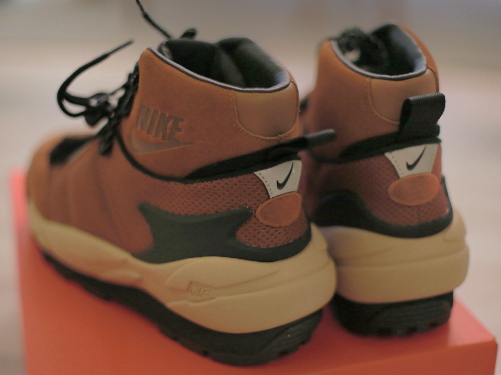 Nike x Sacai Magmascape SP Pecan 착용 스타일 - 3