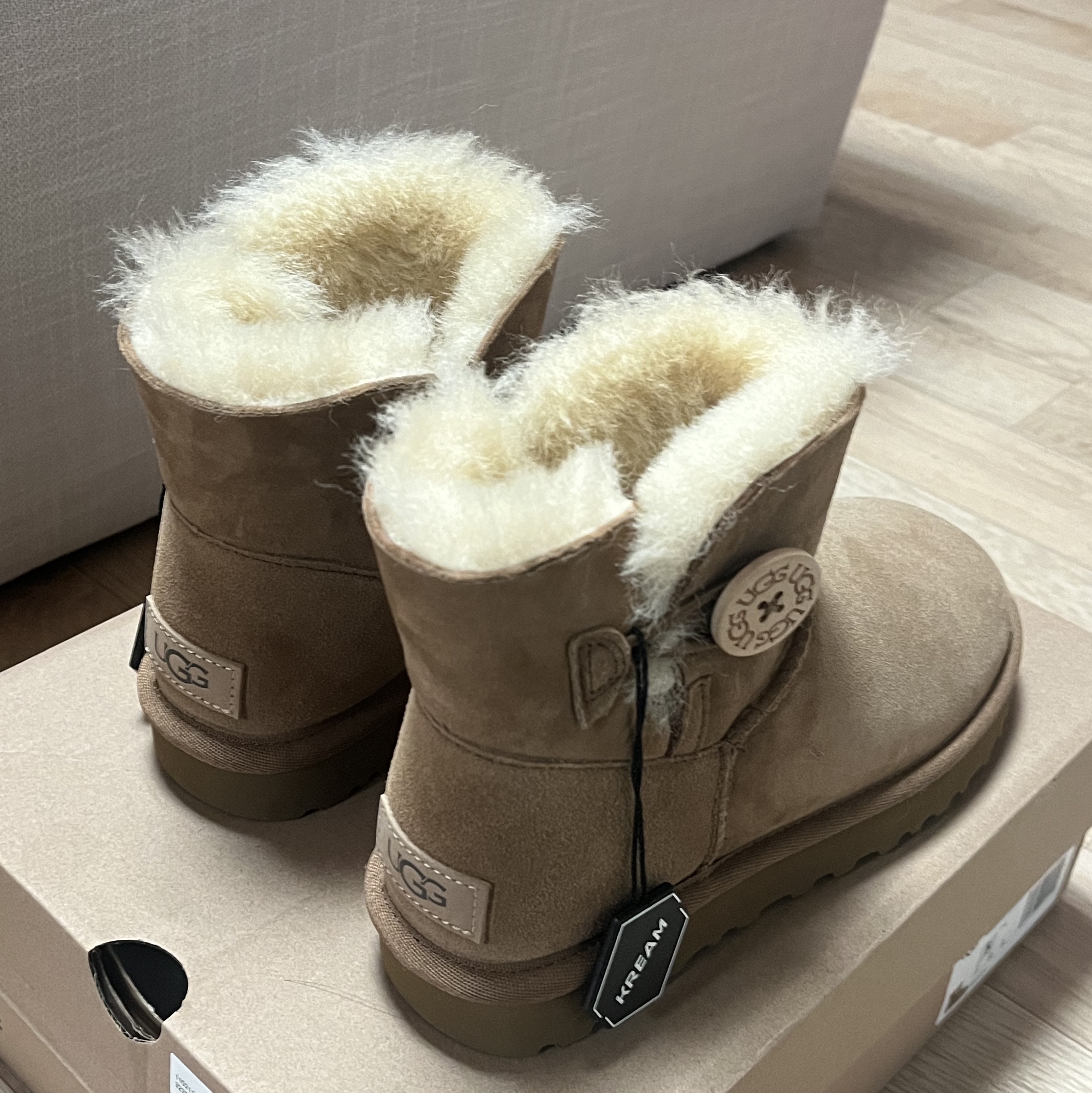 (W) UGG Mini Bailey Button II Boots Chestnut 착용 스타일 - 2