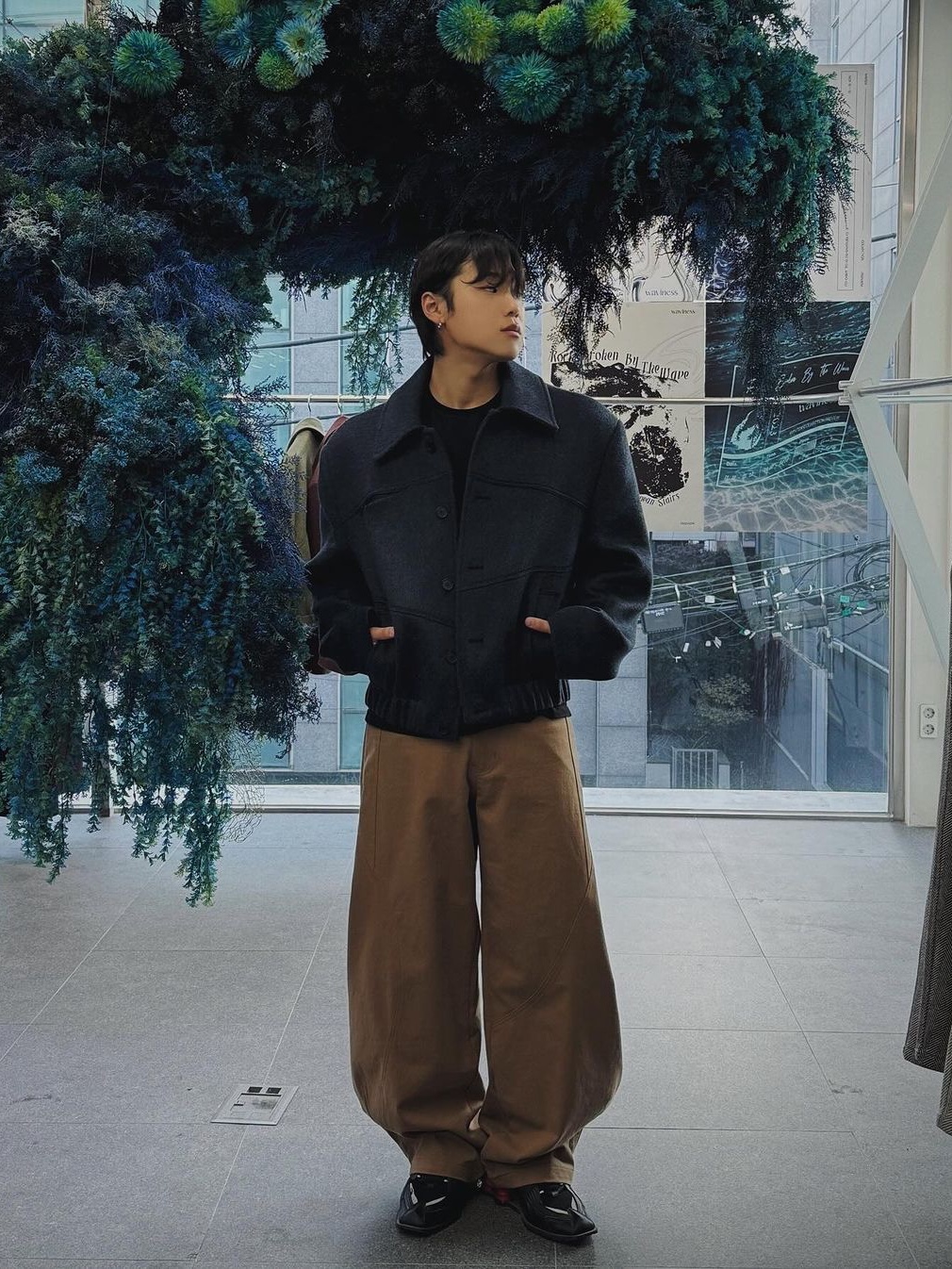 Waviness Oblique Curved Chino Pants Sand Camel 착용 스타일