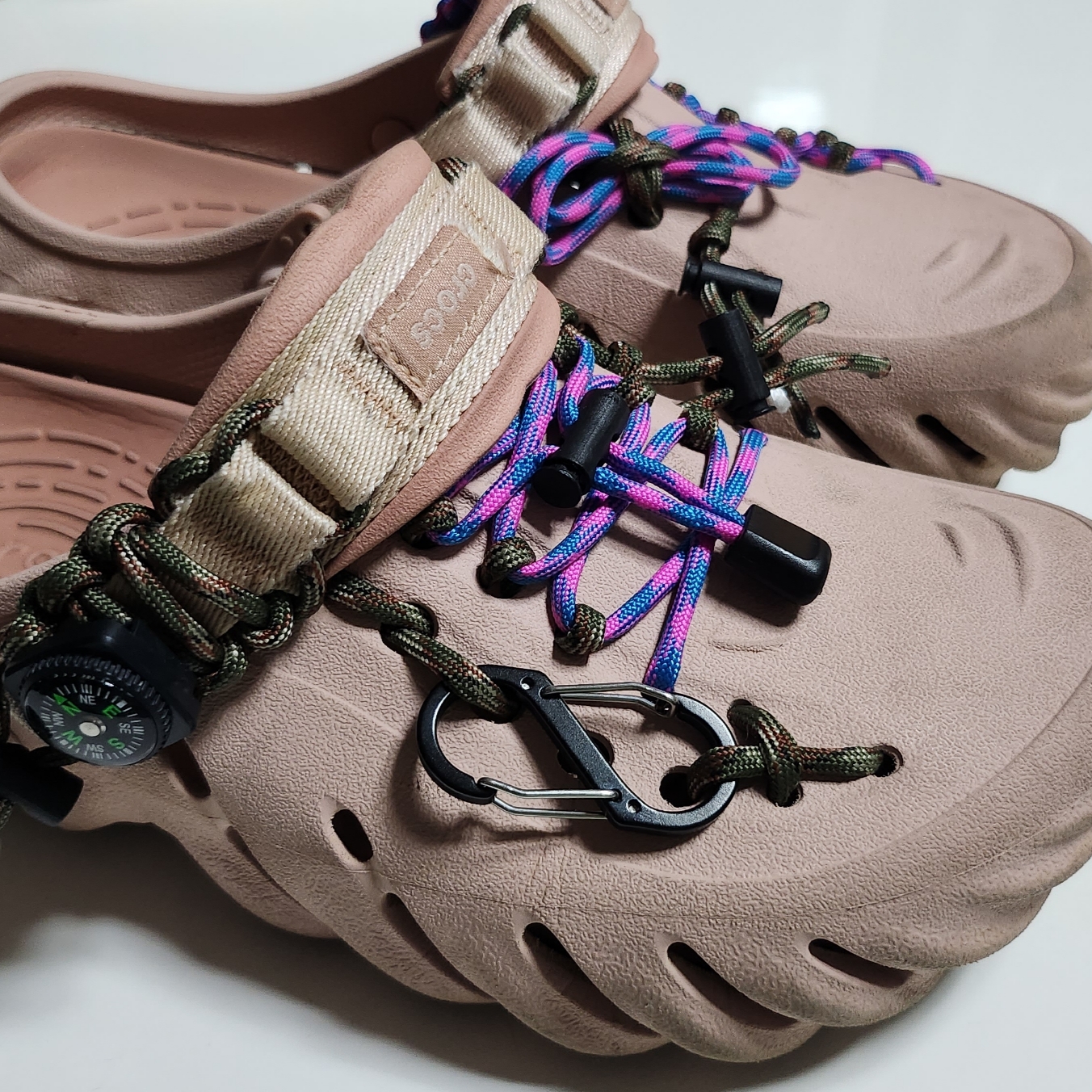 Crocs Echo Clog Pink Clay 착용 스타일 - 1