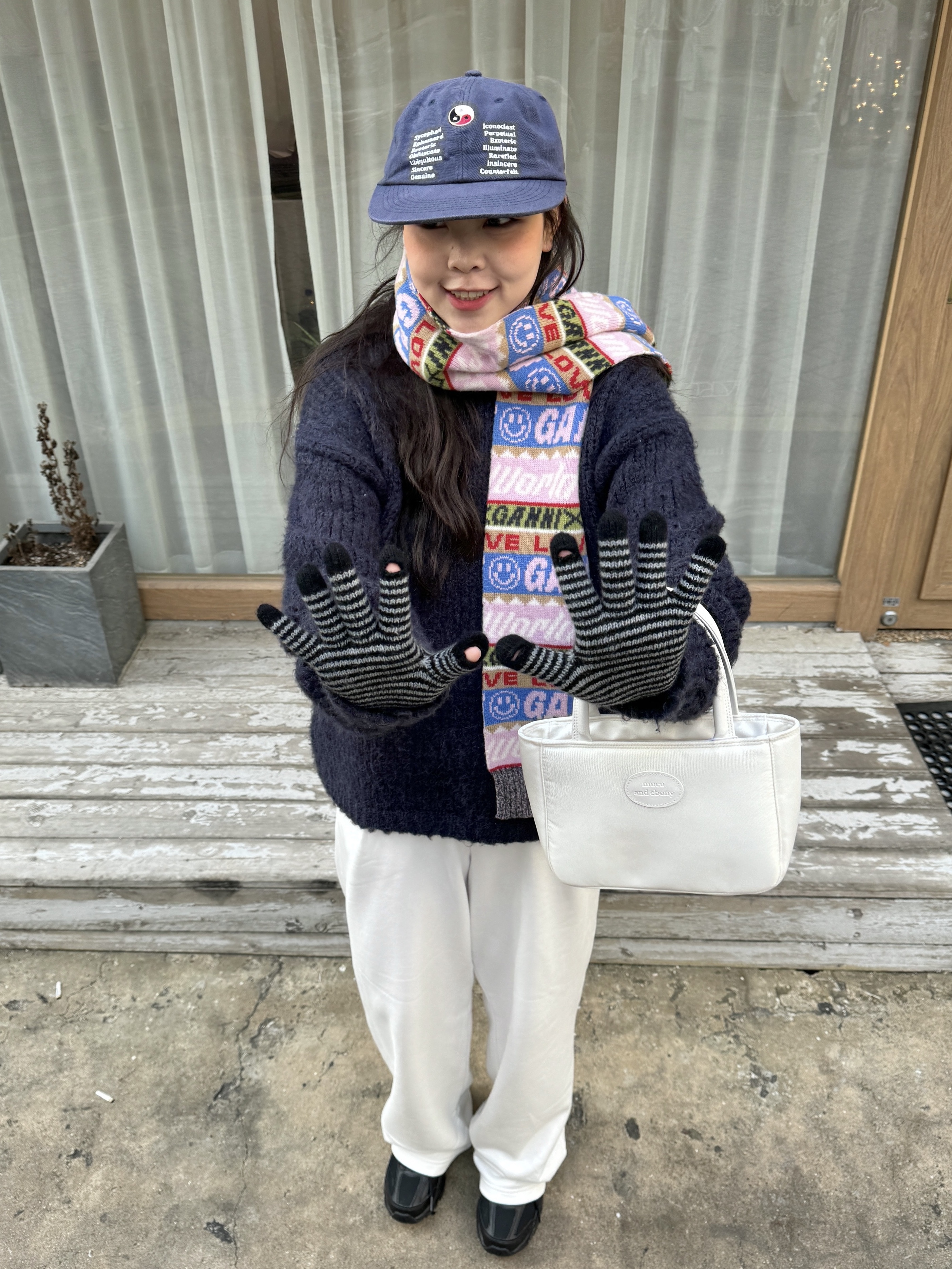 Ganni Graphic Wool Muffler Multicolour, New Balance 530 Black 착용 스타일 - 4