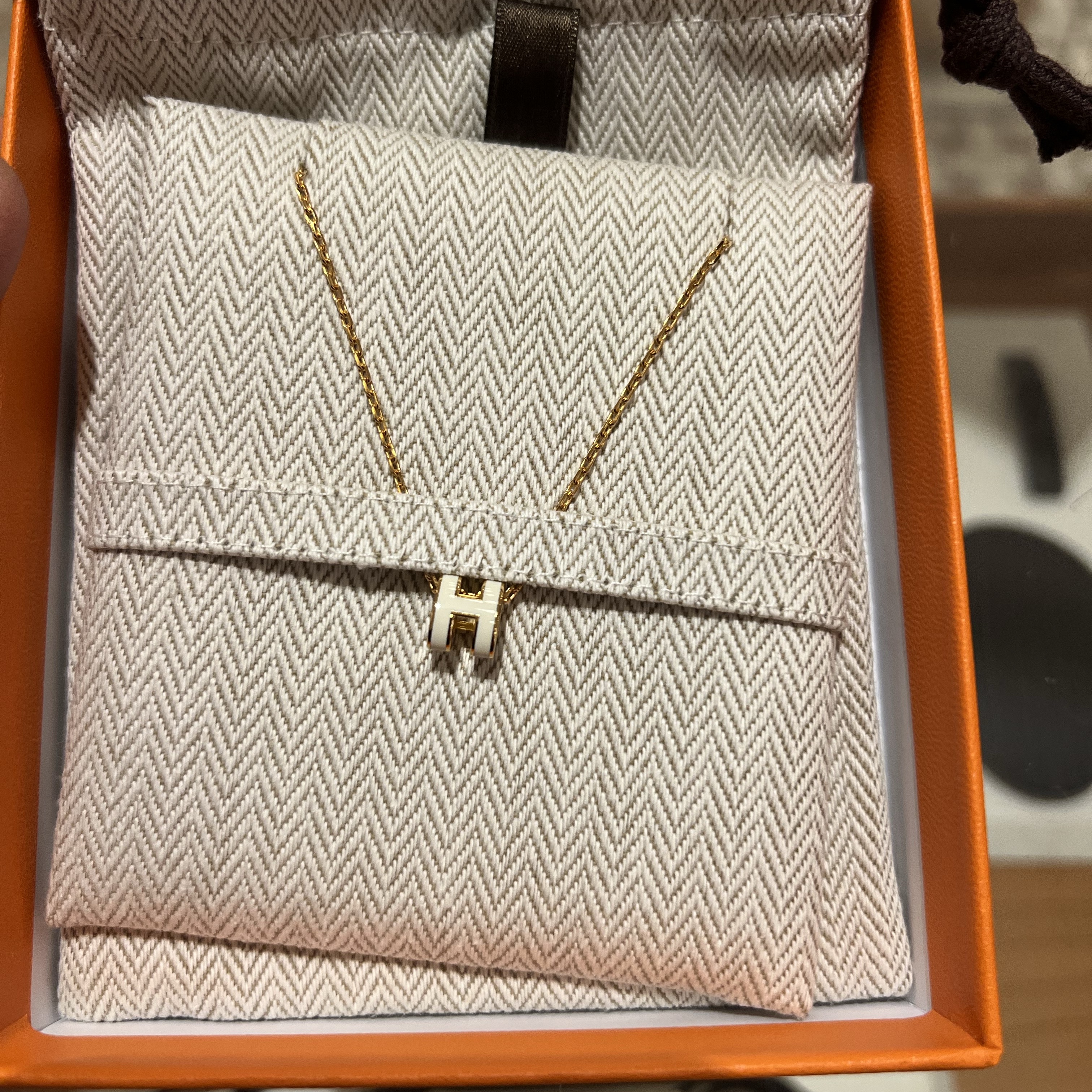 (W) Hermes Mini Pop H Pendant Rose Gold & Blanc 착용 스타일