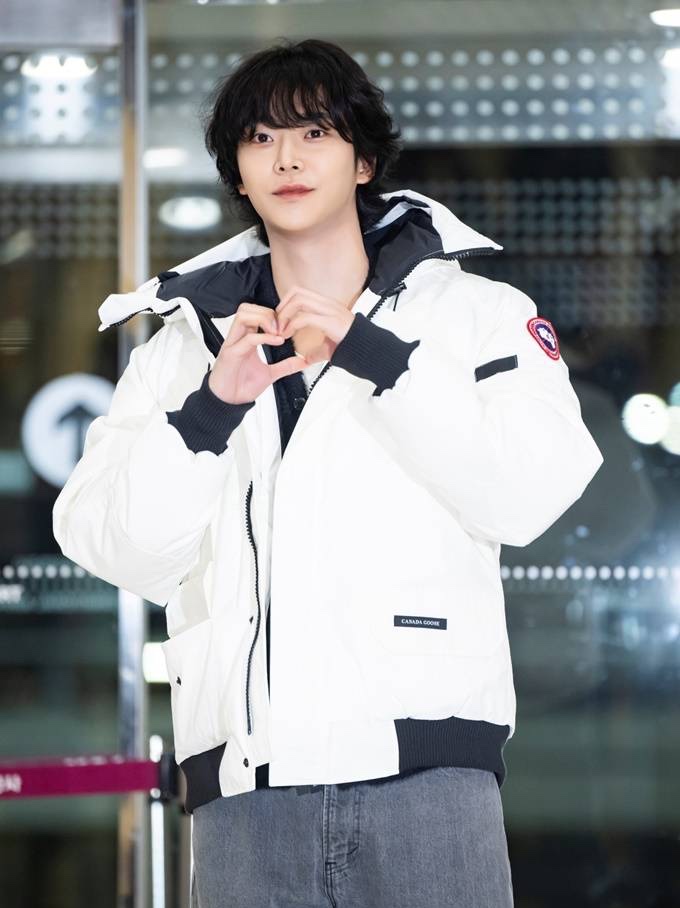 Canada Goose Chilliwack Bomber North Star White 착용 스타일