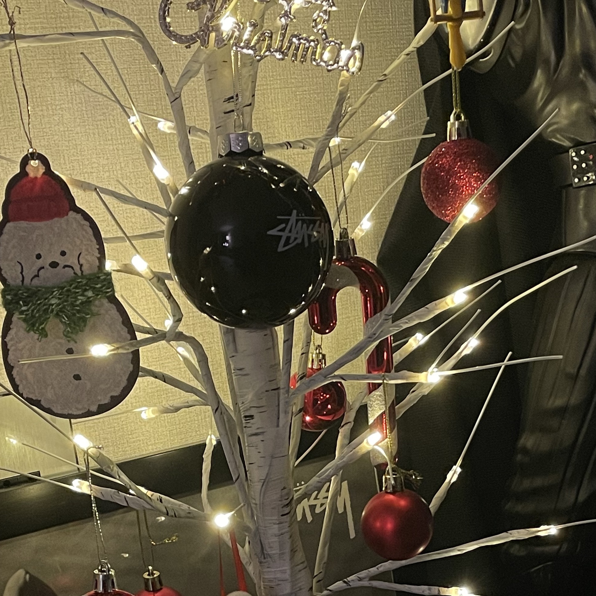 Stussy 8 Ball Ornament Black 착용 스타일