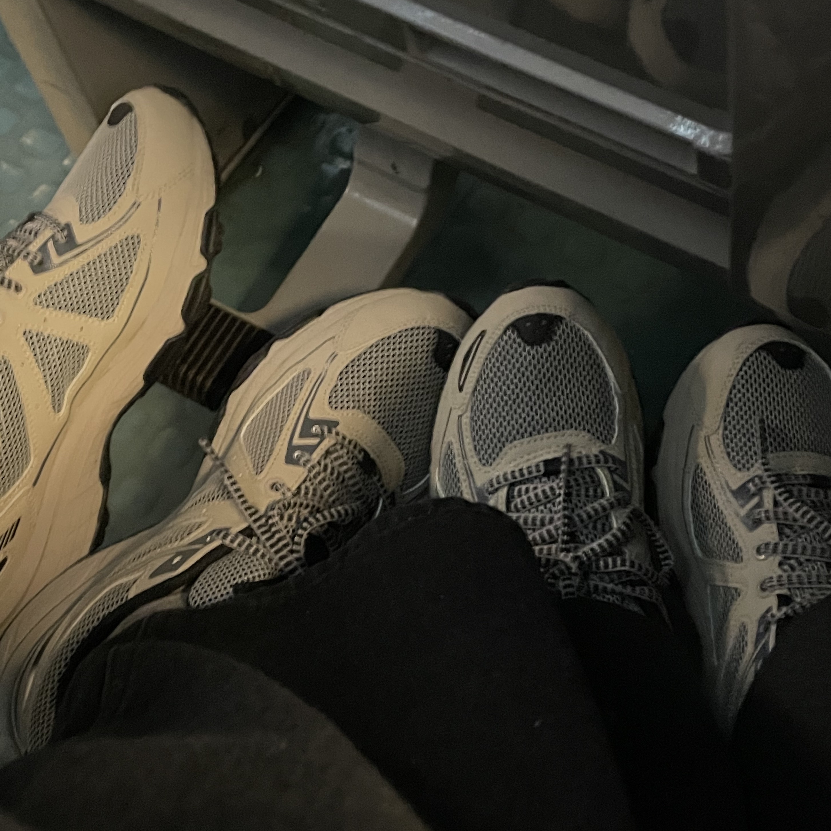 Asics Gel-Venture 6 Feather Grey Black 착용 스타일