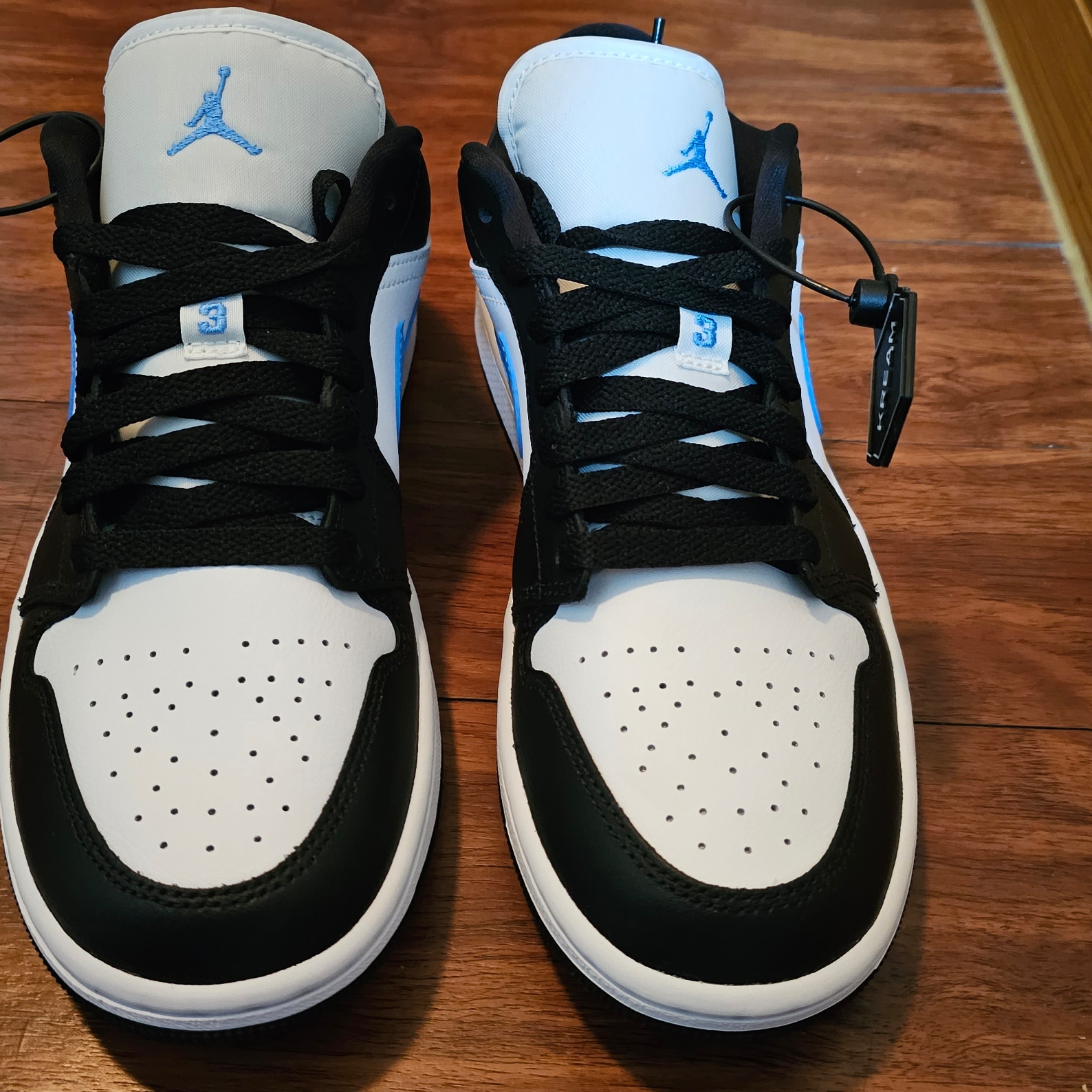 (W) Jordan 1 Low Black University Blue 착용 스타일 - 1
