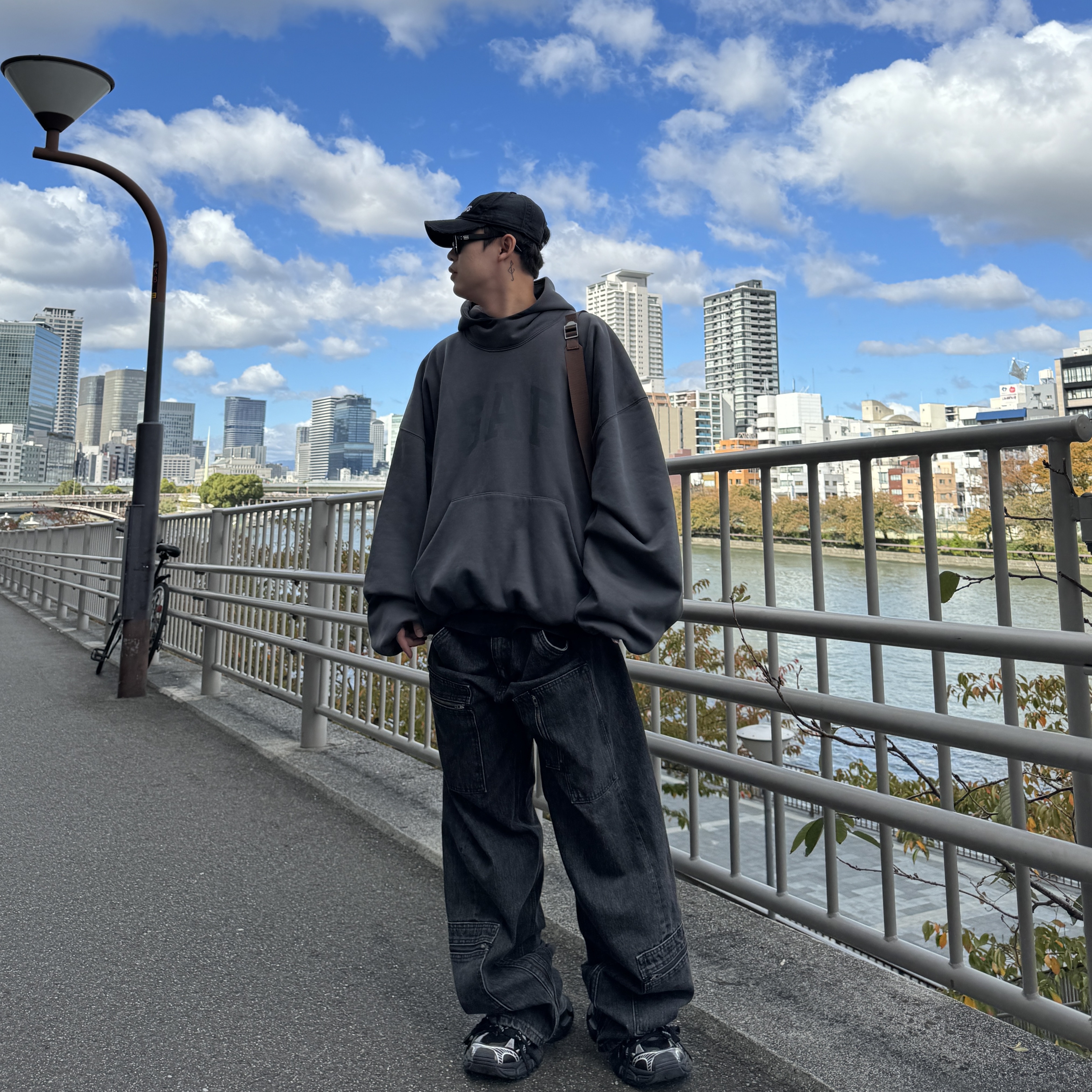 Balenciaga 3XL Sneakers Black White, Yeezy Gap Engineered By Balenciaga Dove Hoodie Black 착용 스타일 - 2