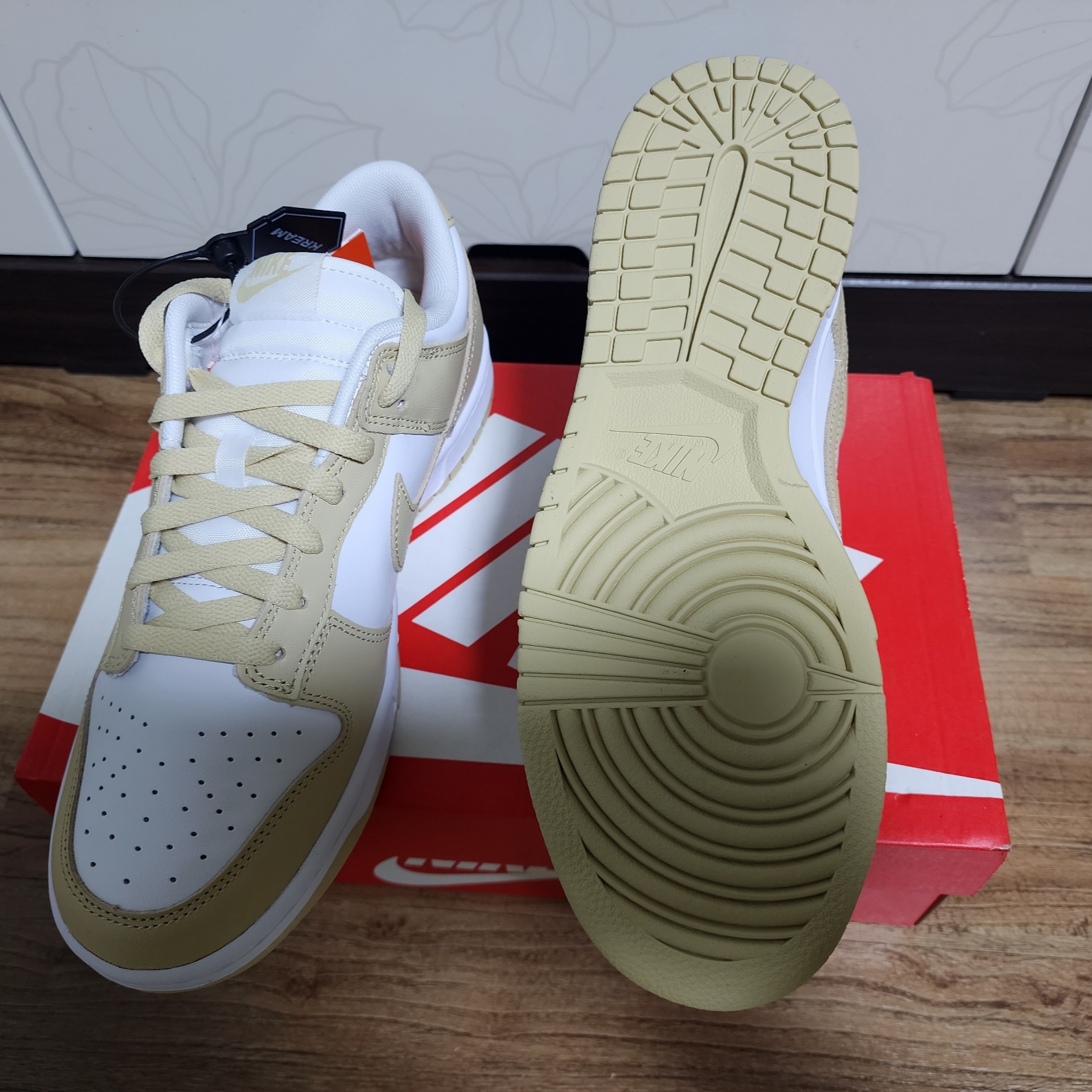 Nike Dunk Low Team Gold and White 착용 스타일 - 5