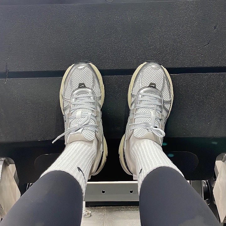 Nike V2K Run Summit White Metallic Silver 착용 스타일 - 2