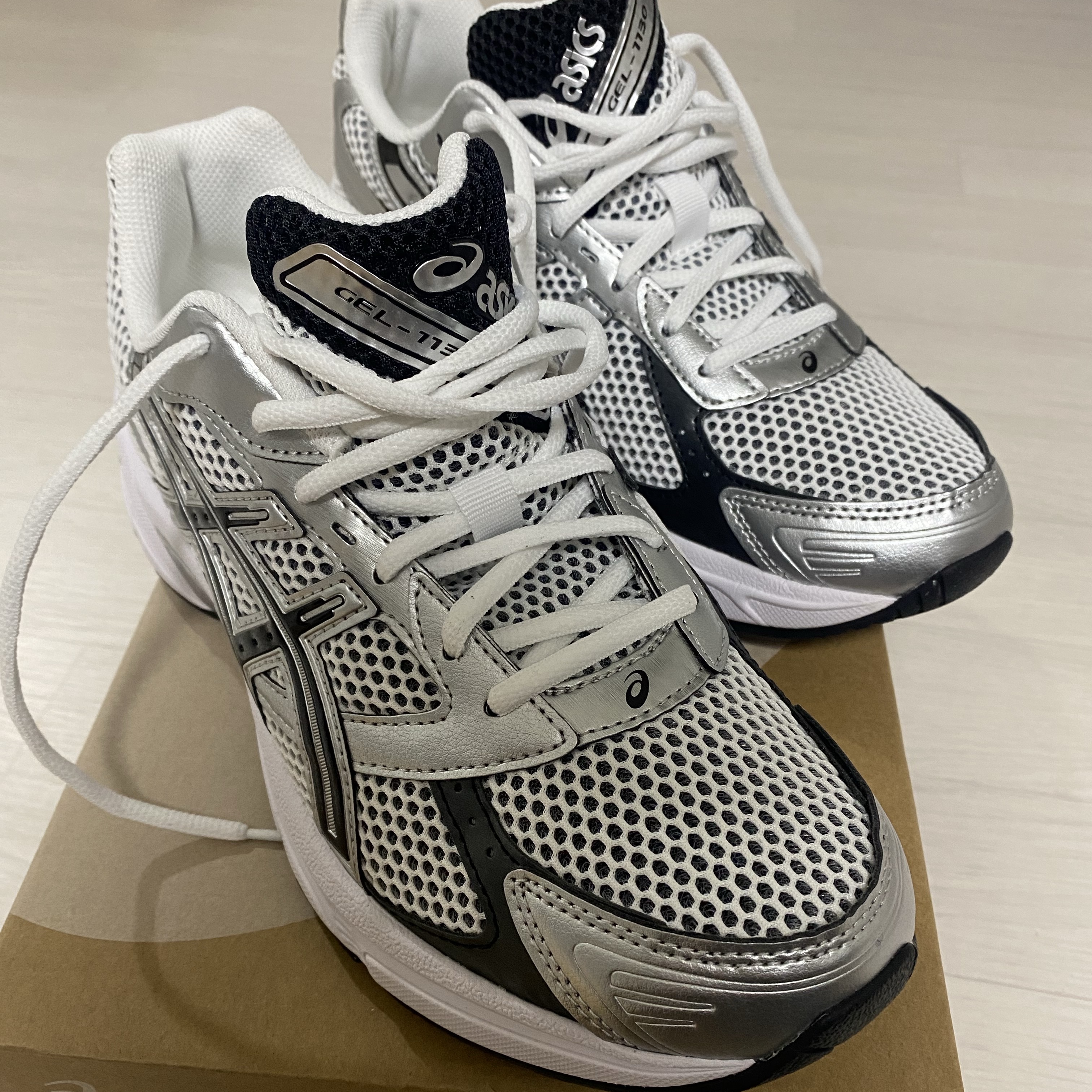 Asics Gel-1130 White Black 착용 스타일 - 2