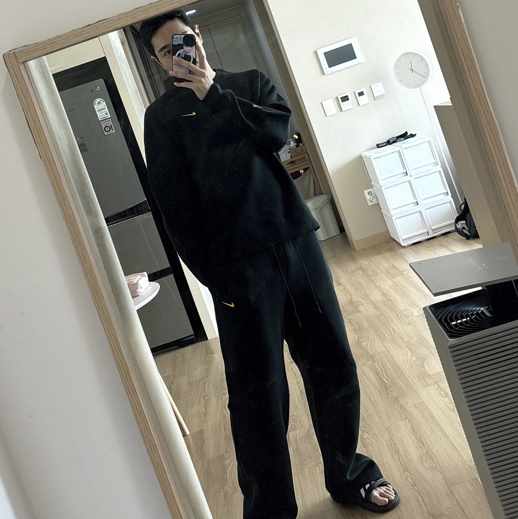 Nike x Drake Nocta Tech Fleece Crew Black (FD8457-010), Nike x Drake Nocta Tech Fleece Open Hem Pants Black (FD8460-010) 착용 스타일